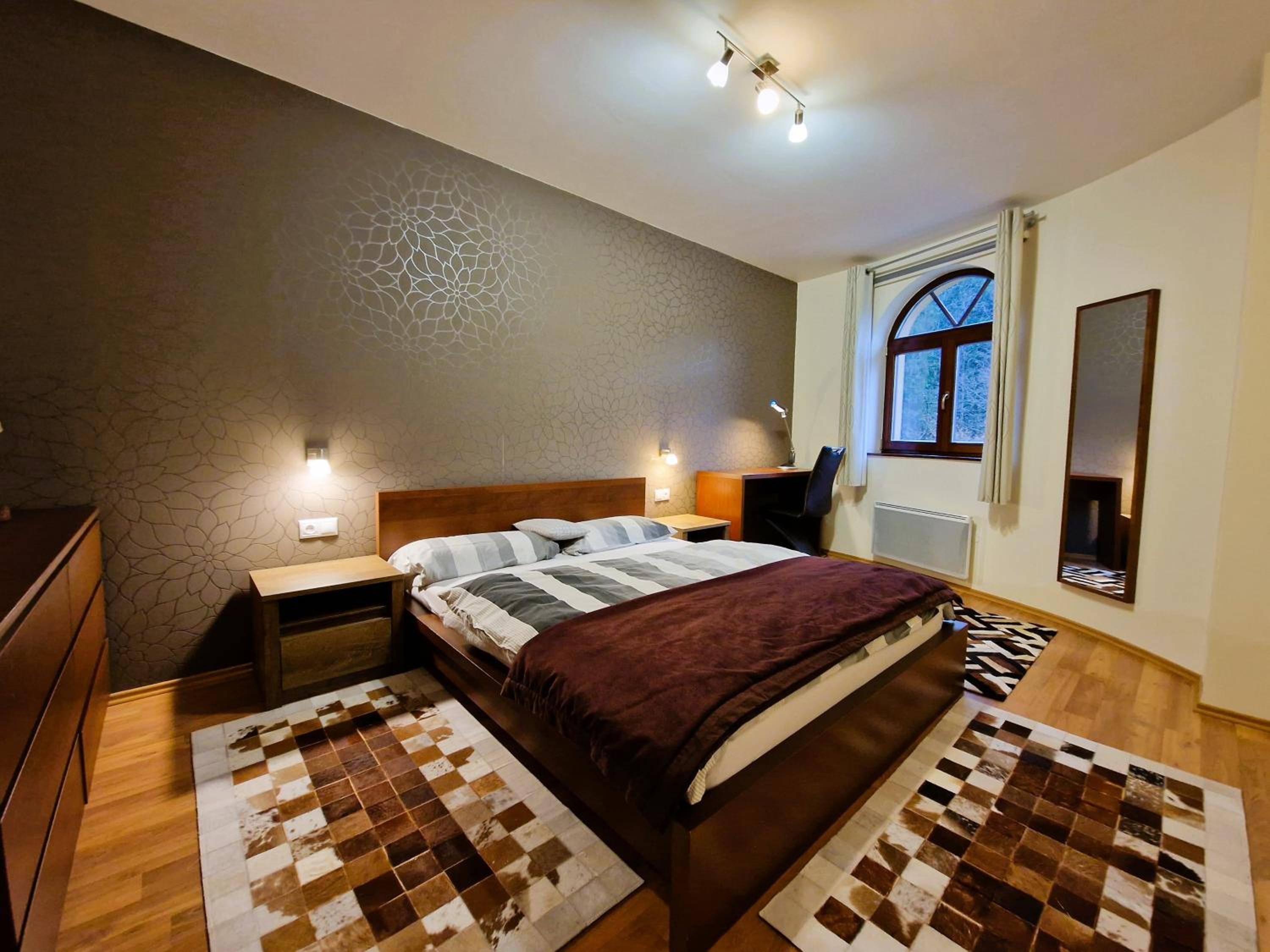 One-Bedroom Apartment - Photo 12