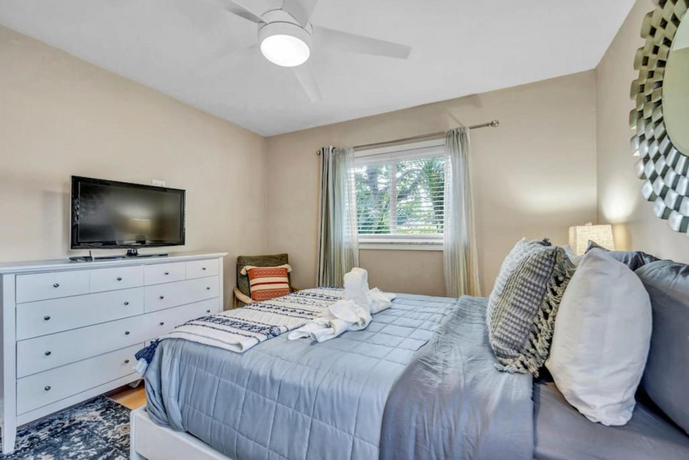 Three-Bedroom House photo 3