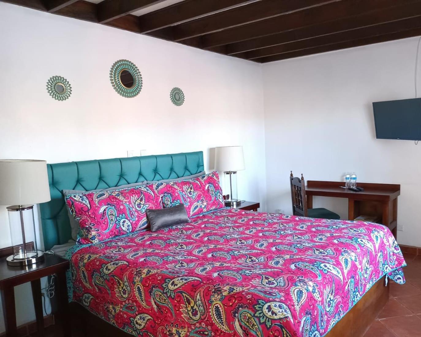 Standard Queen Room - Photo 5
