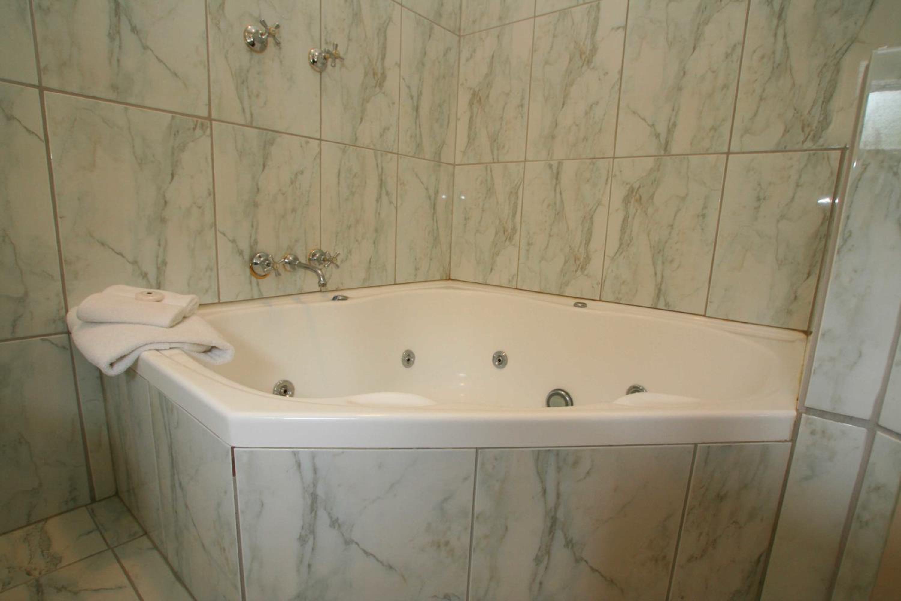 Superior Double Room with Spa Bath - Photo 9