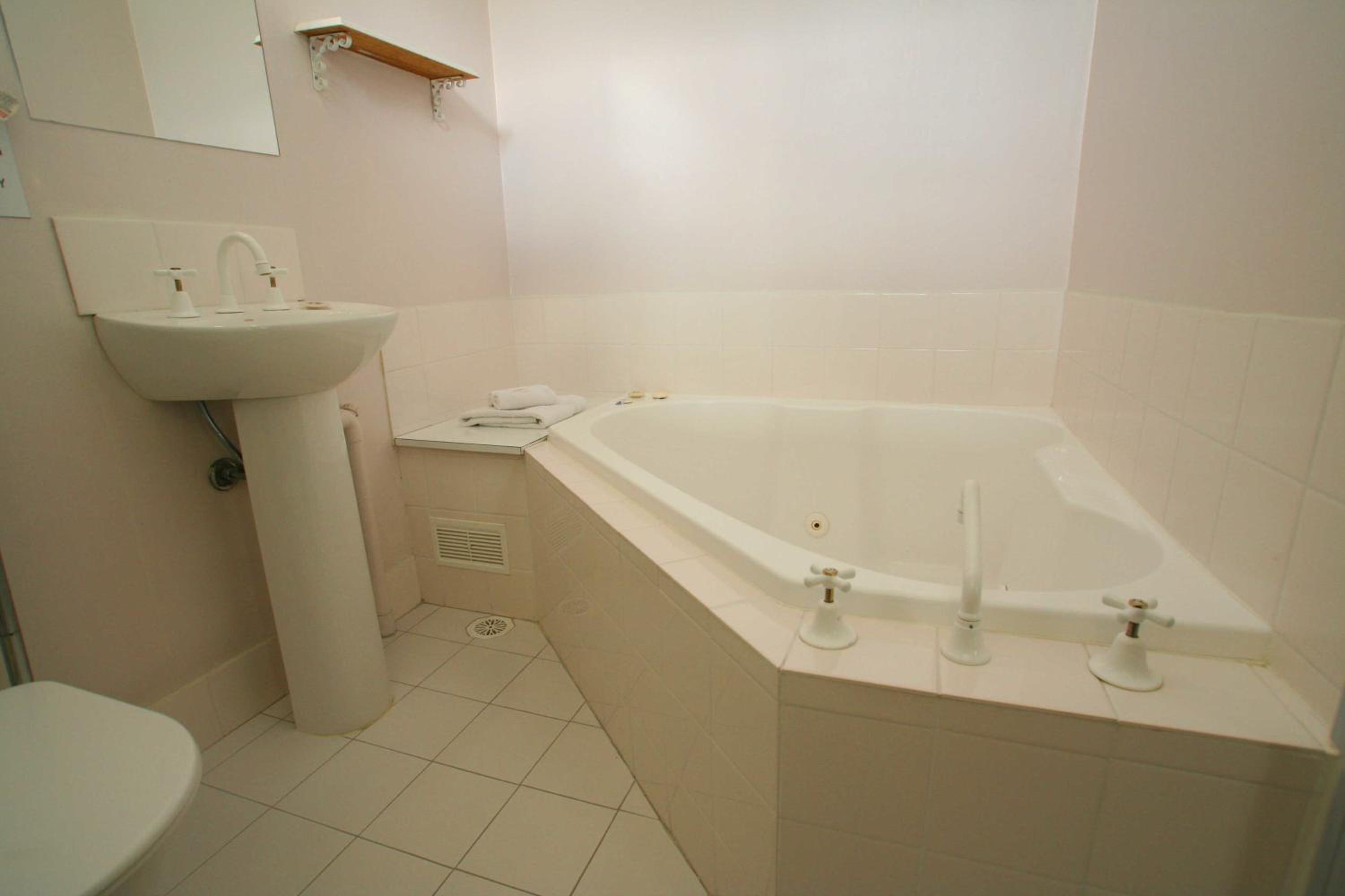 Superior Double Room with Spa Bath - Photo 3