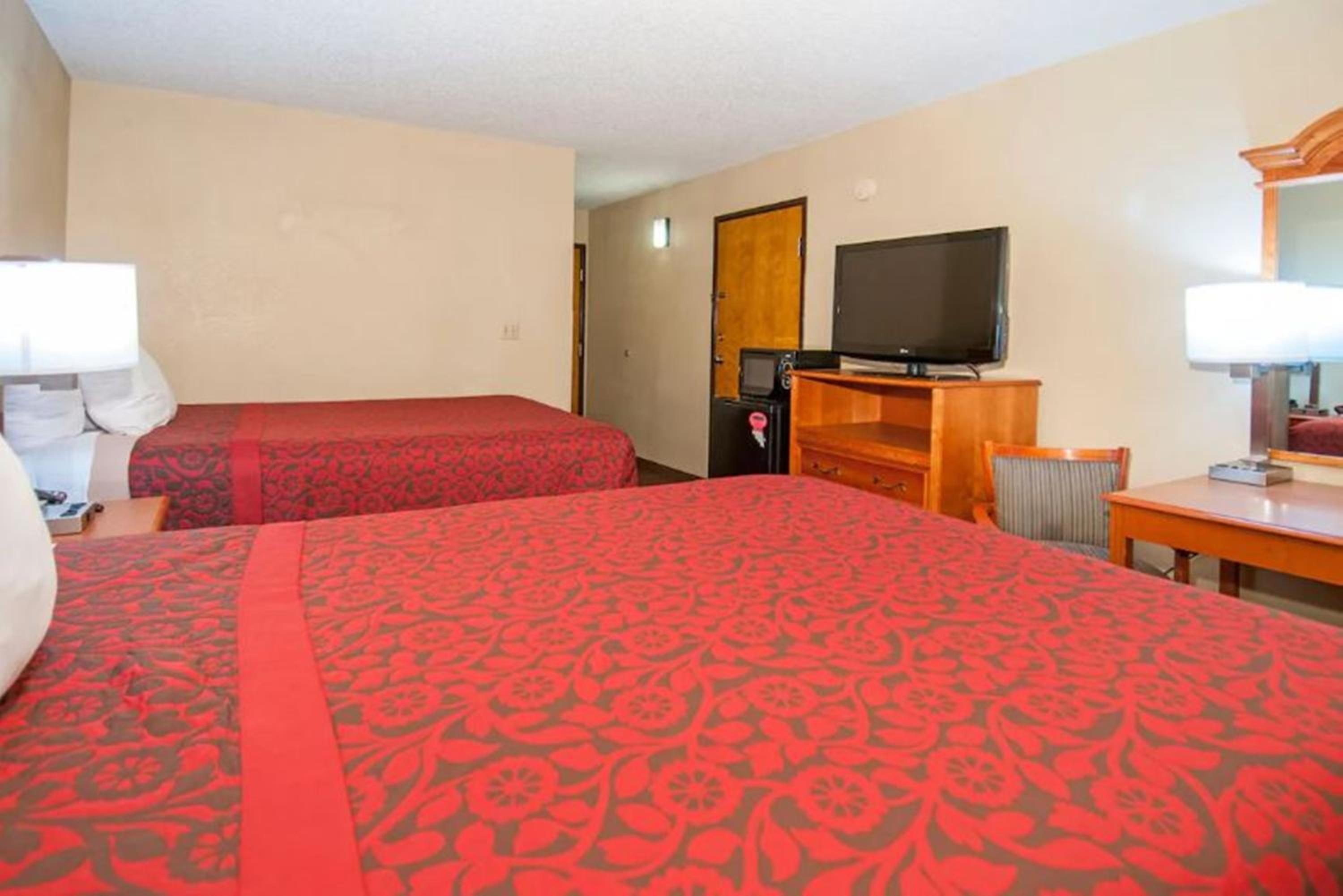 Queen Room with Two Queen Beds - Non-Smoking - Photo 4