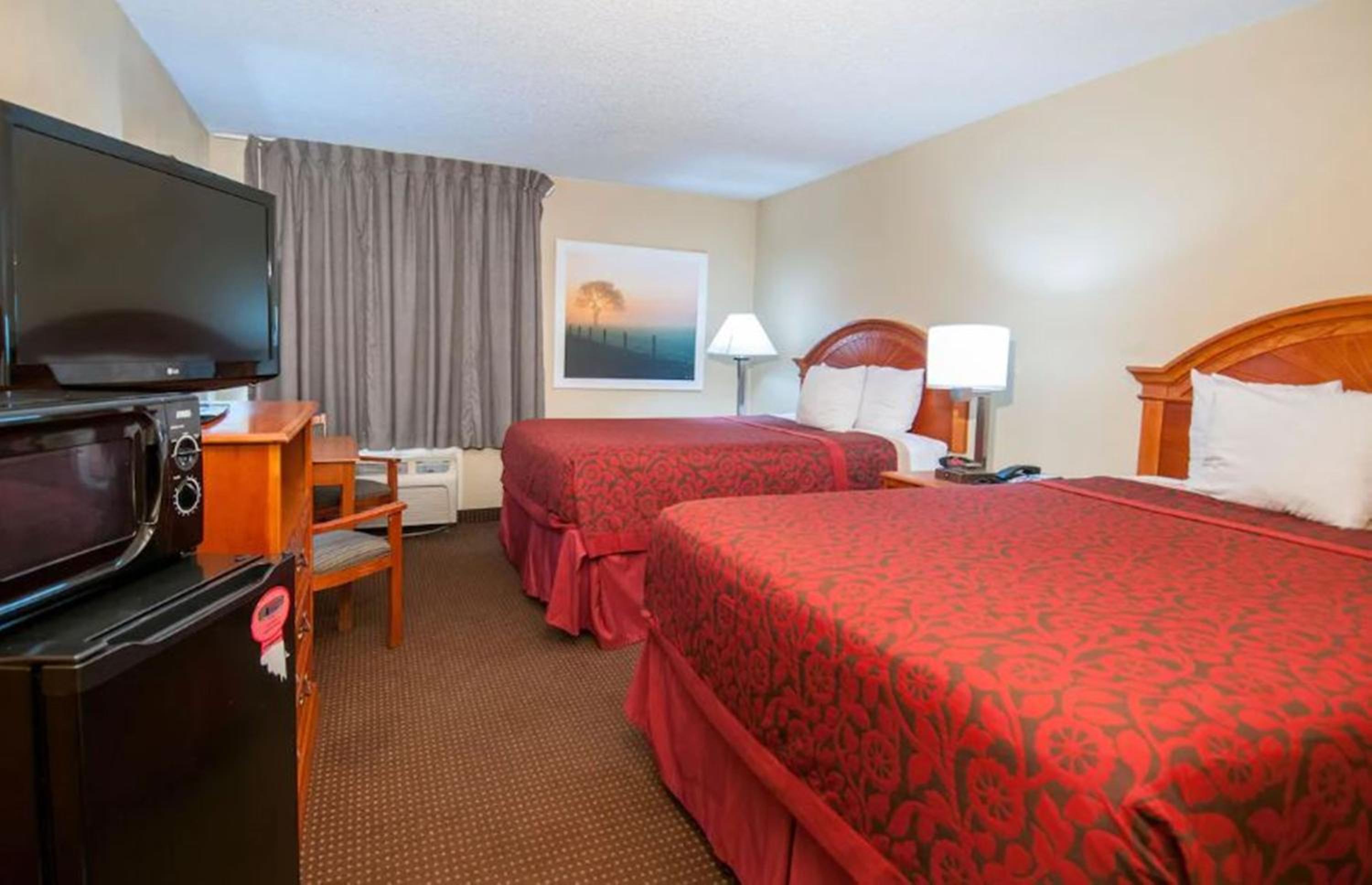 Queen Room with Two Queen Beds - Non-Smoking - Photo 2