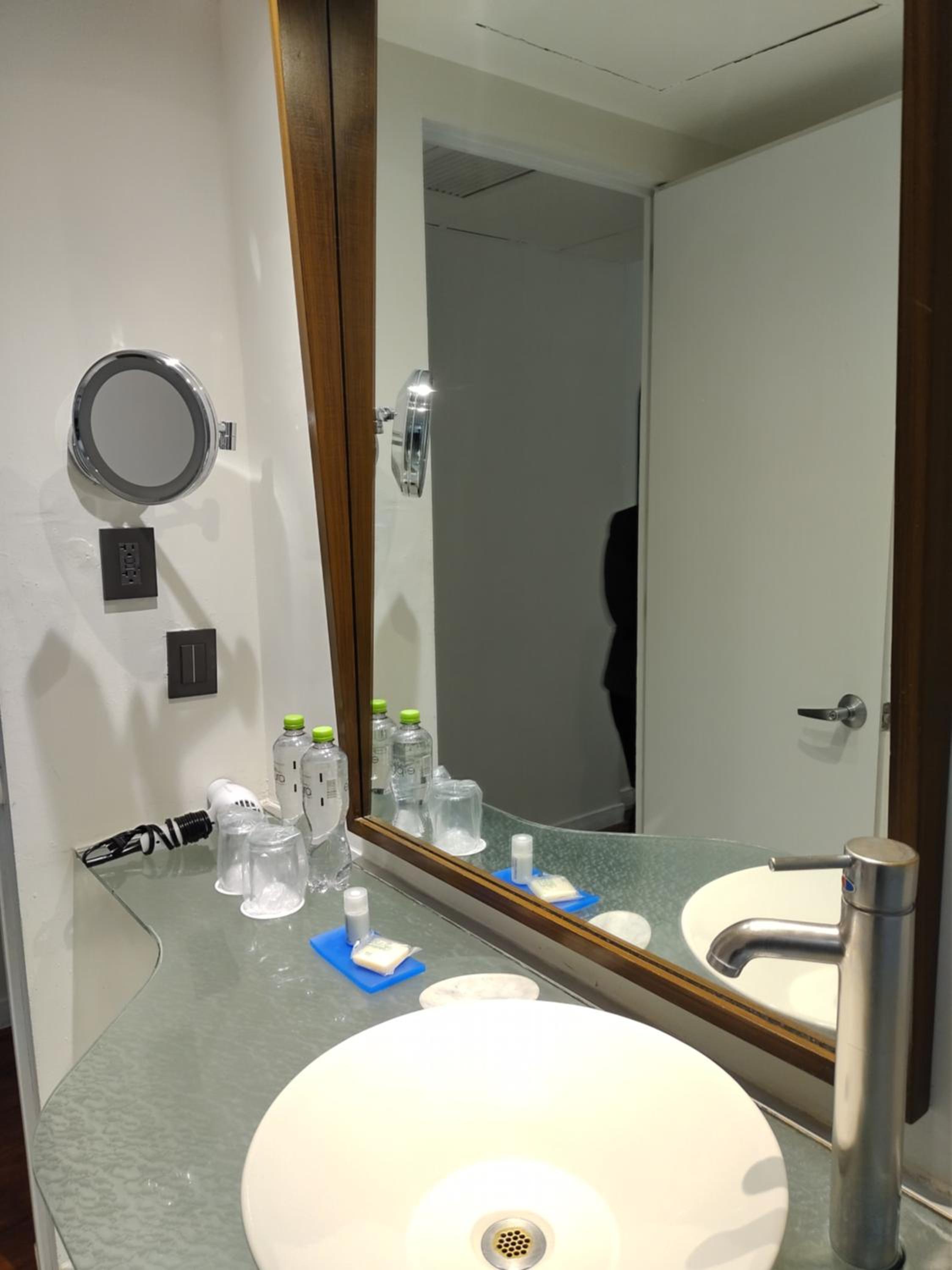 King Room With Wheelchair Access - Non-Smoking photo 2