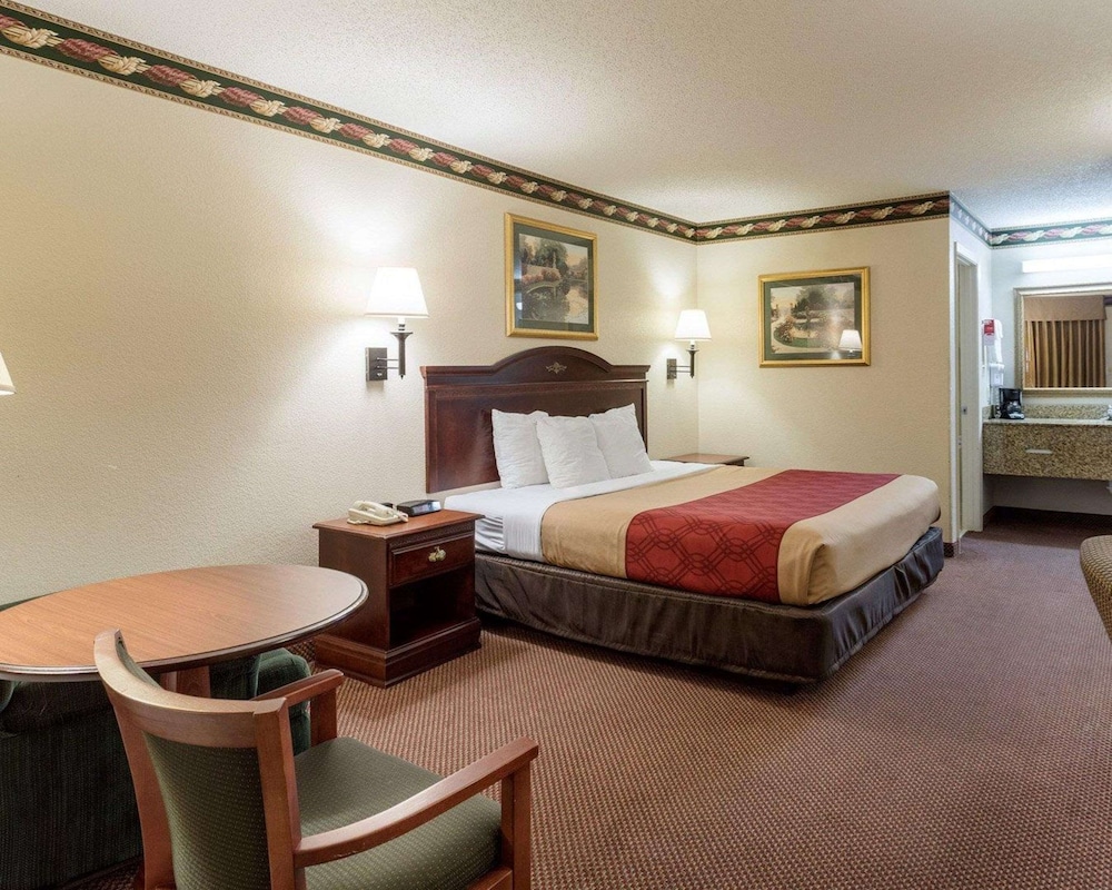 Standard Room, 1 King Bed, Non Smoking - Photo 3