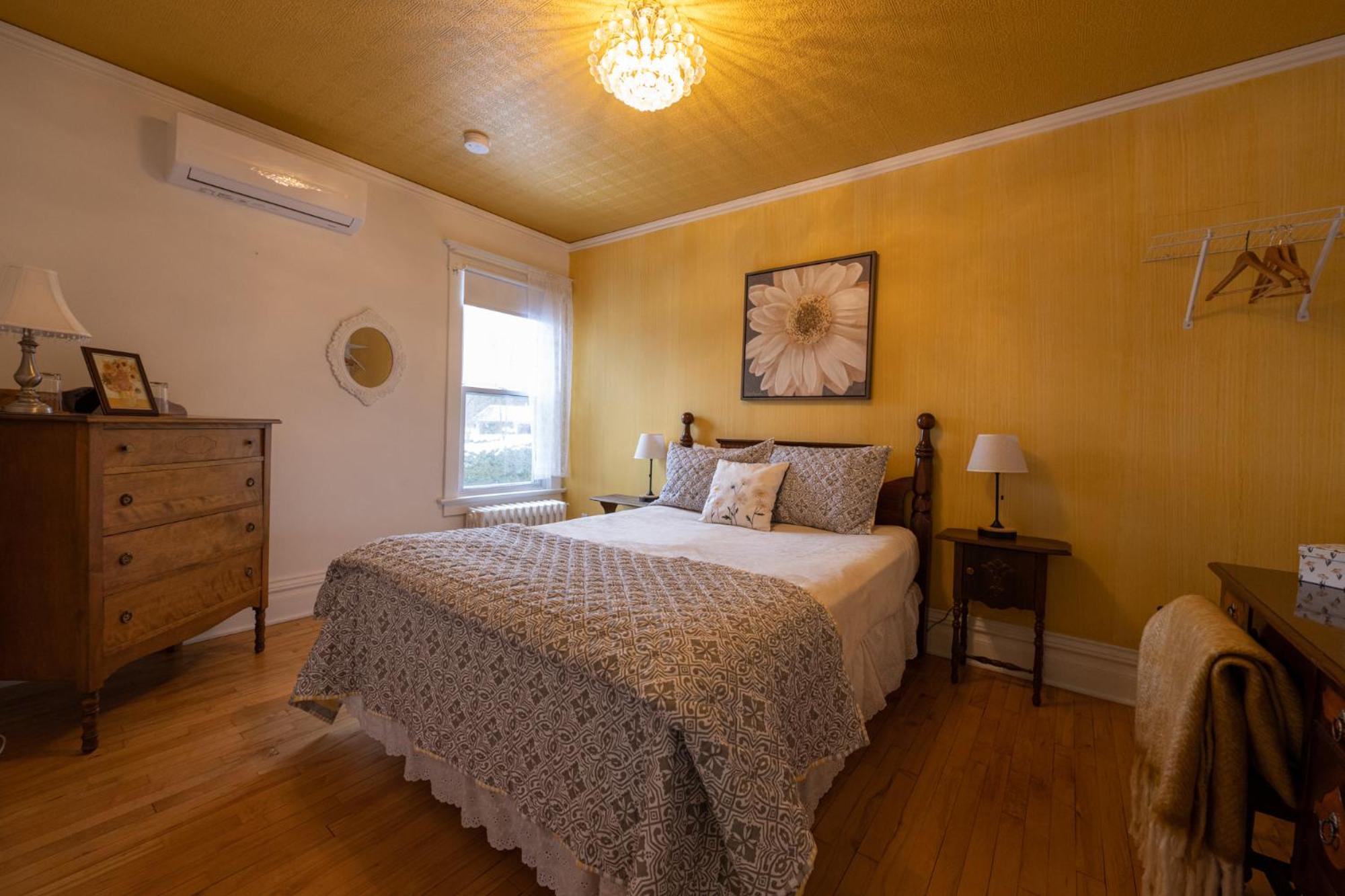 Queen Room photo 3