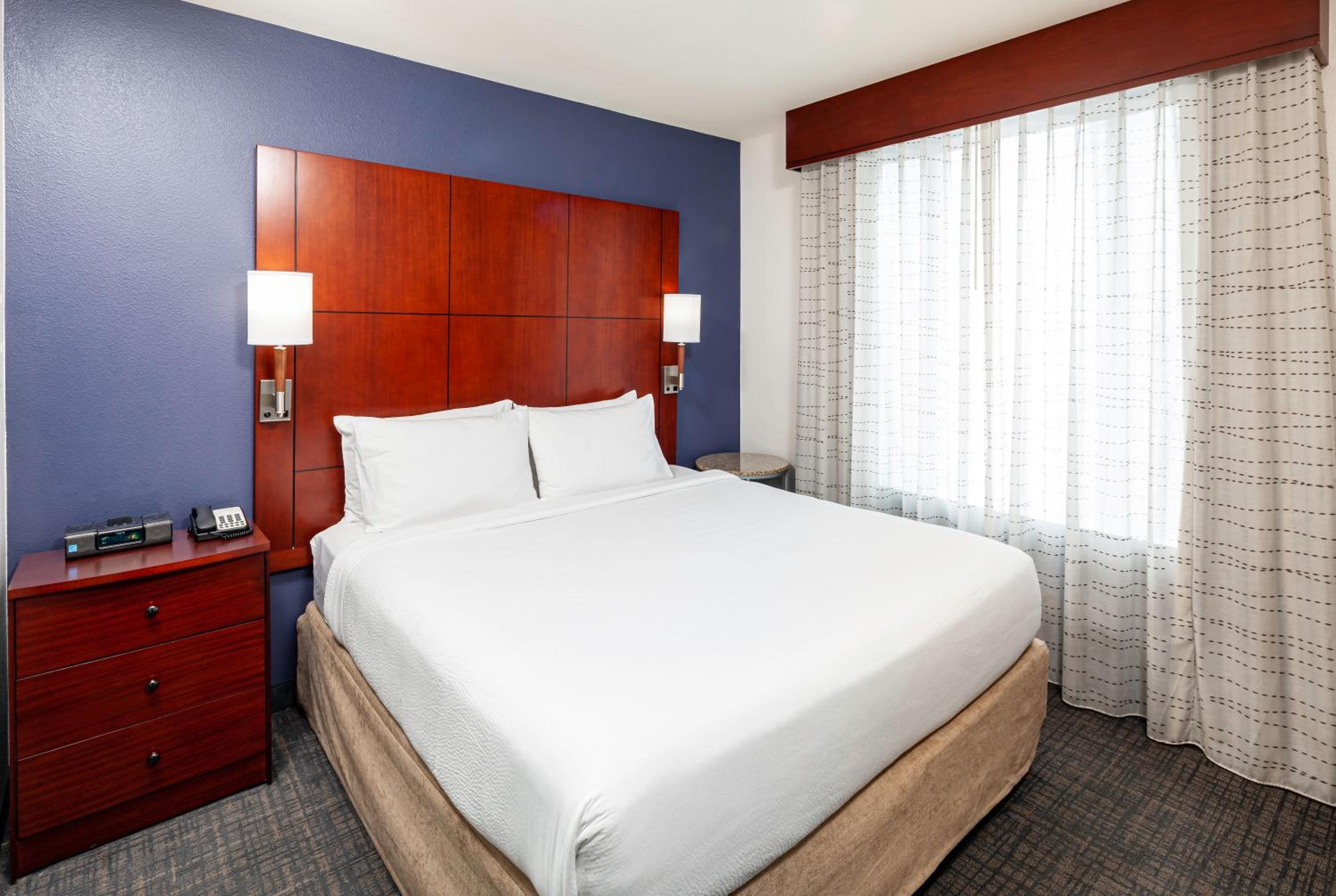 1 Bedroom Suite, 1 King, Sofa bed photo 1