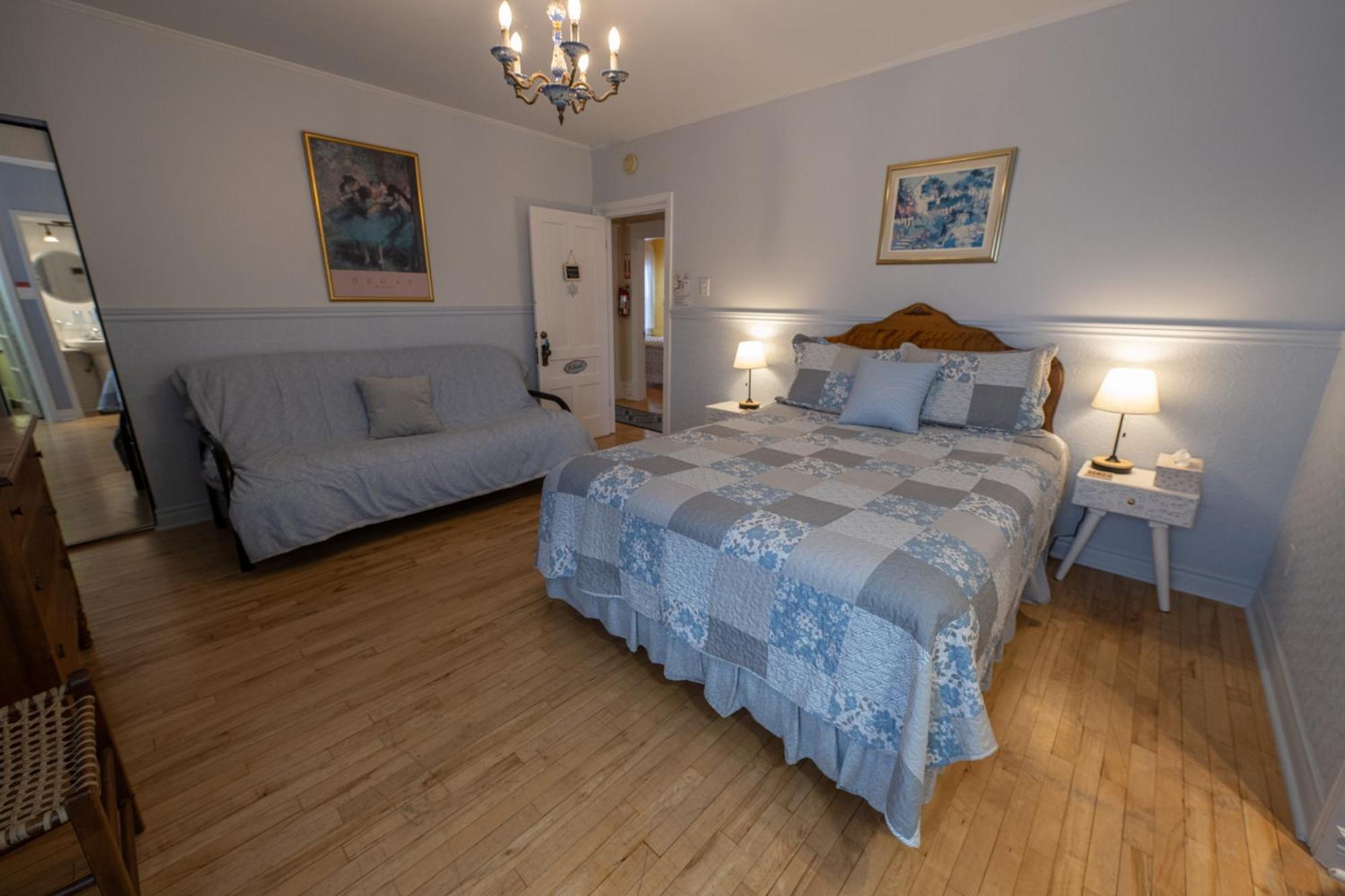 Queen Room with Sofa Bed photo 2