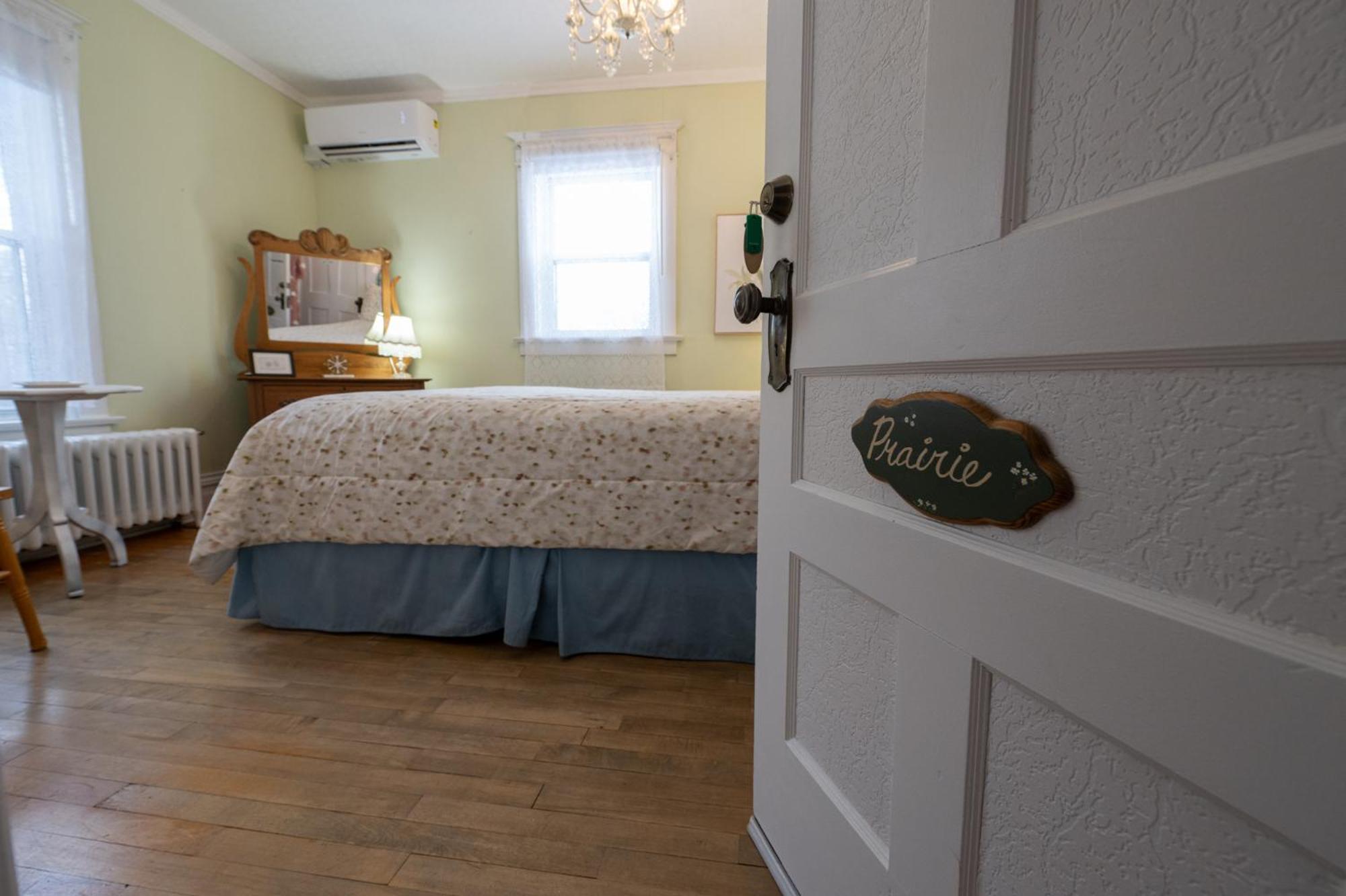 Queen Room photo 2