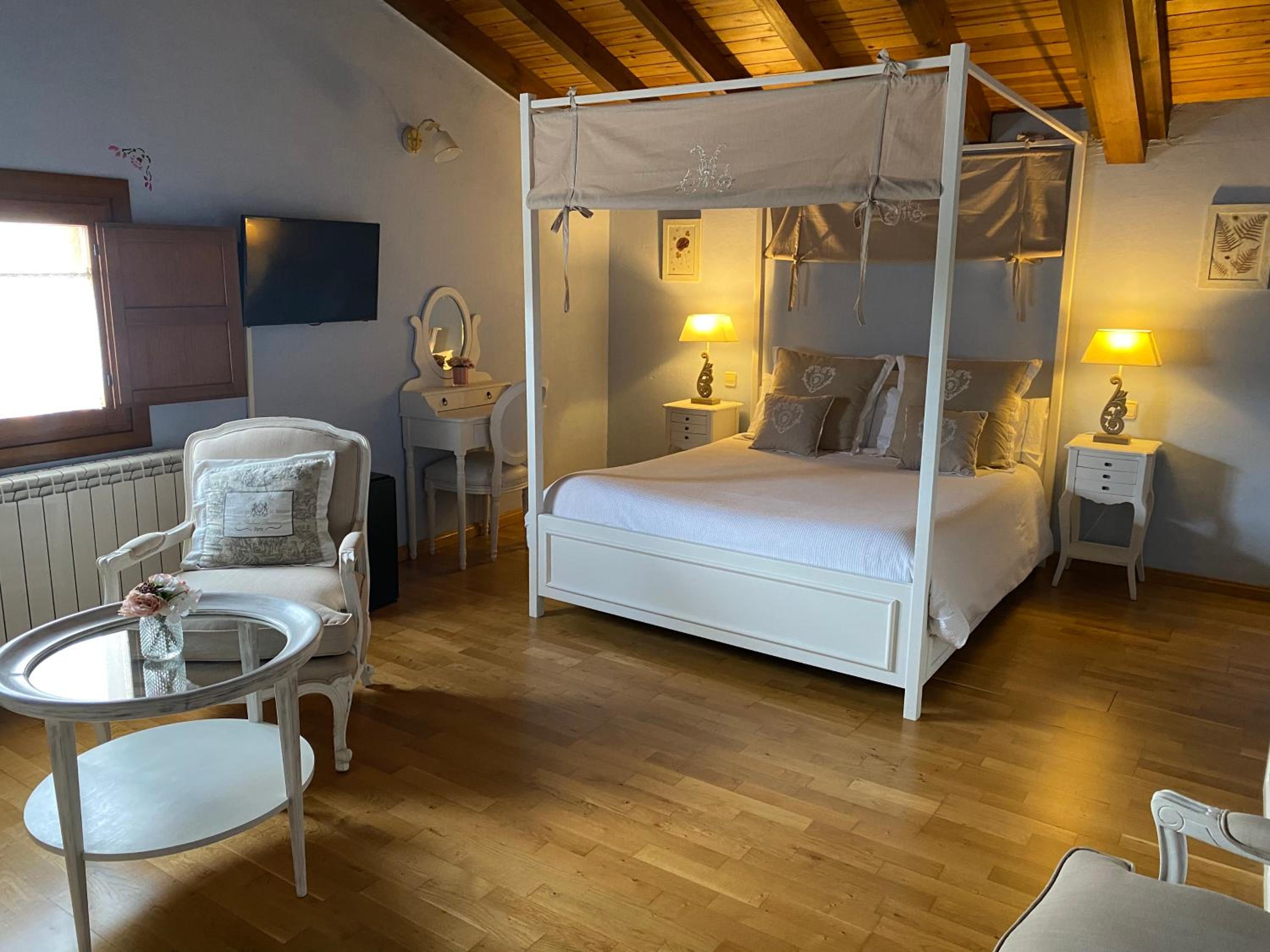 Habitación Doble con Bañera de Hidromasaje y Vista a la Montaña