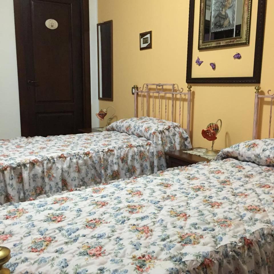 Single Room with Bathroom photo 1