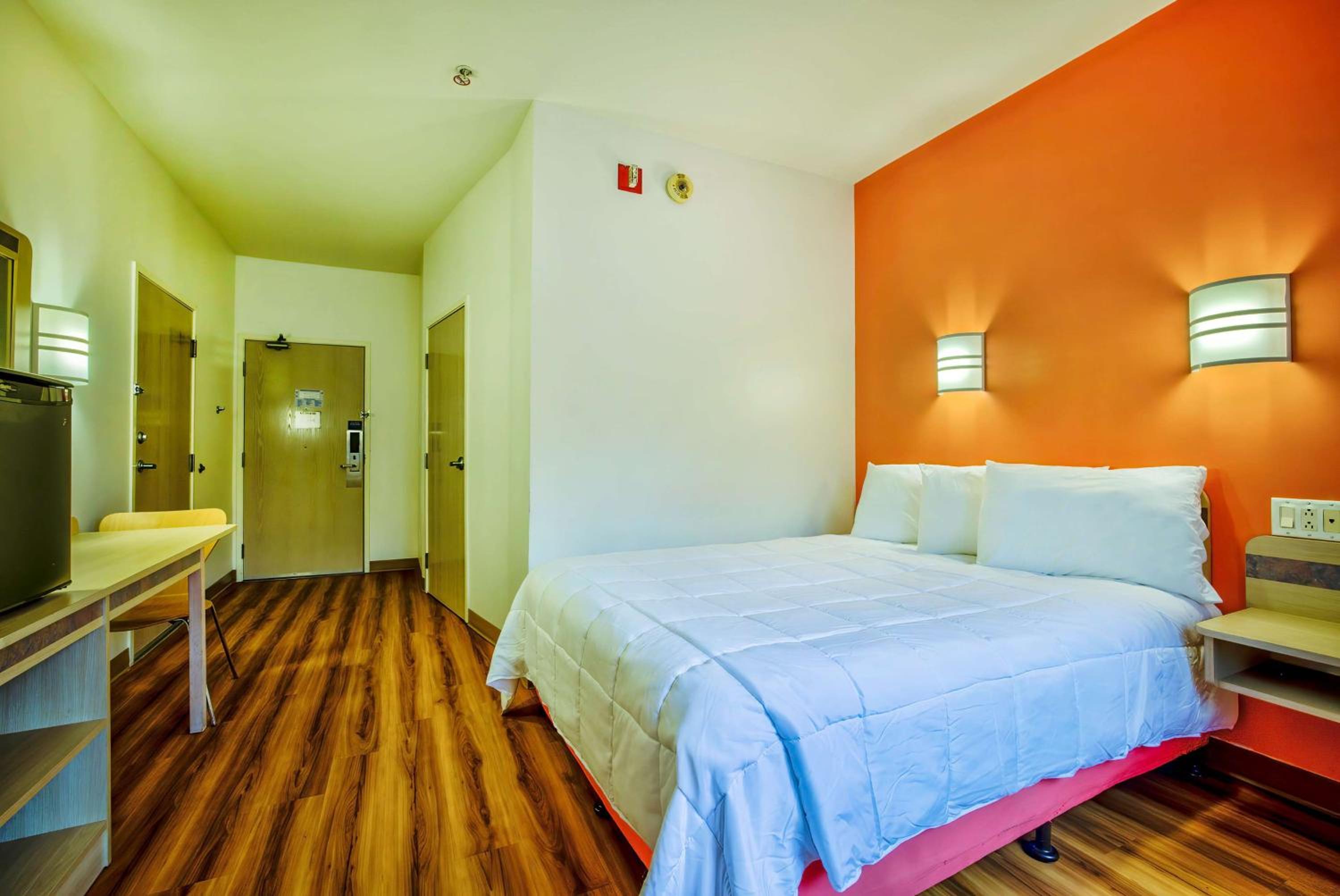Queen Room - Disability Access - Roll in Shower