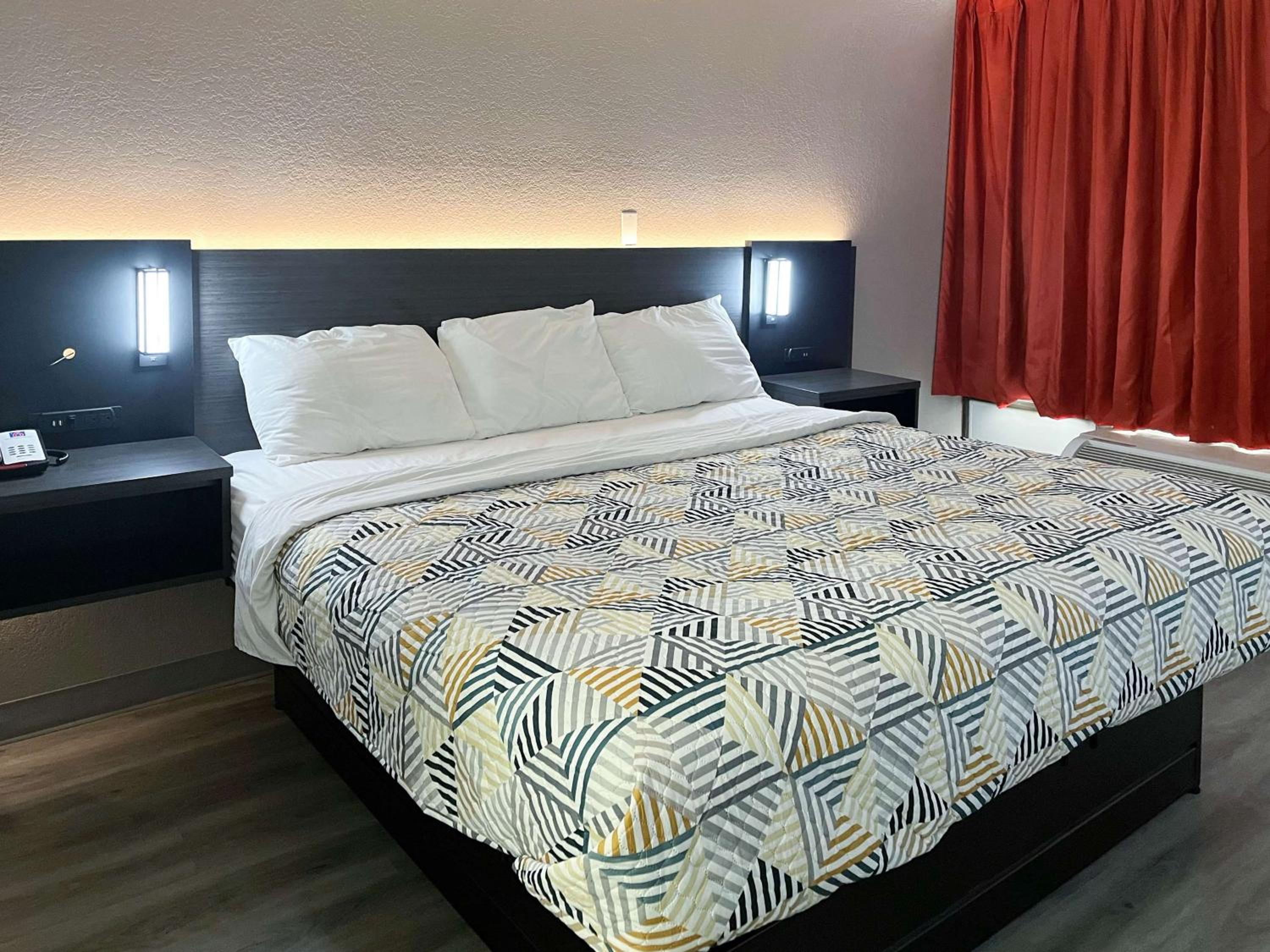 Deluxe King Room - Non-Smoking