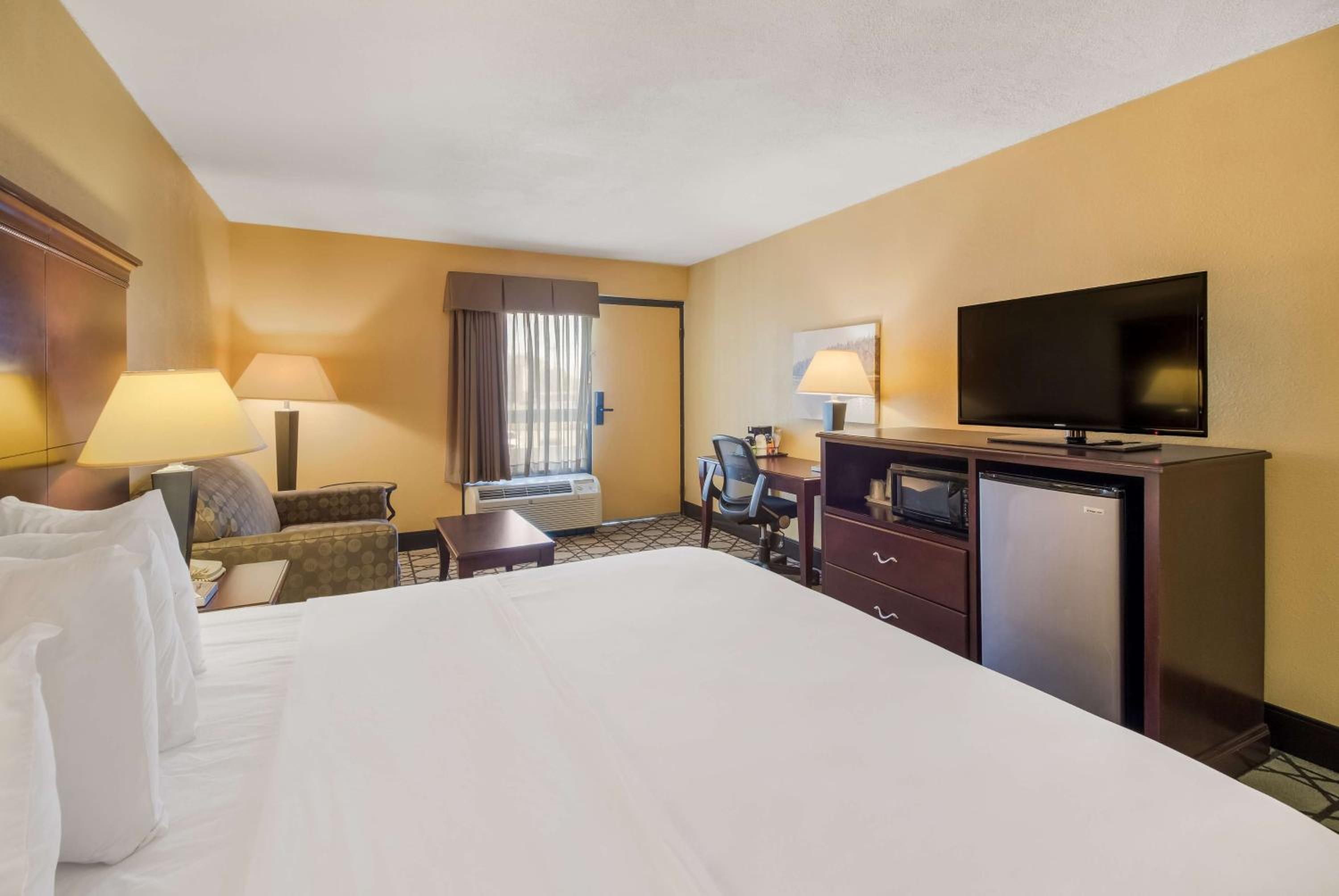 King Room - Non-Smoking - Photo 4
