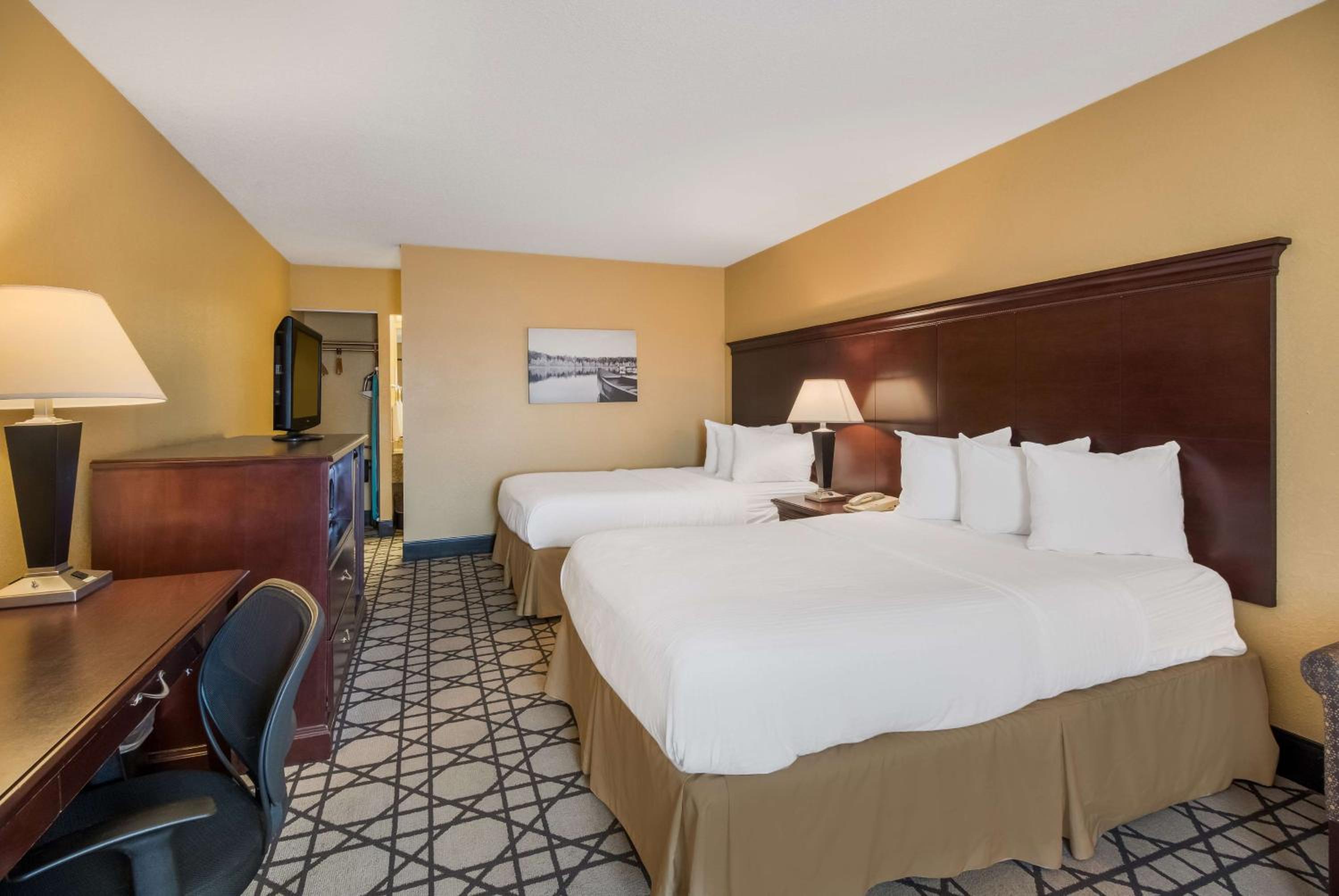 Double Room with Two Double Beds - Photo 3