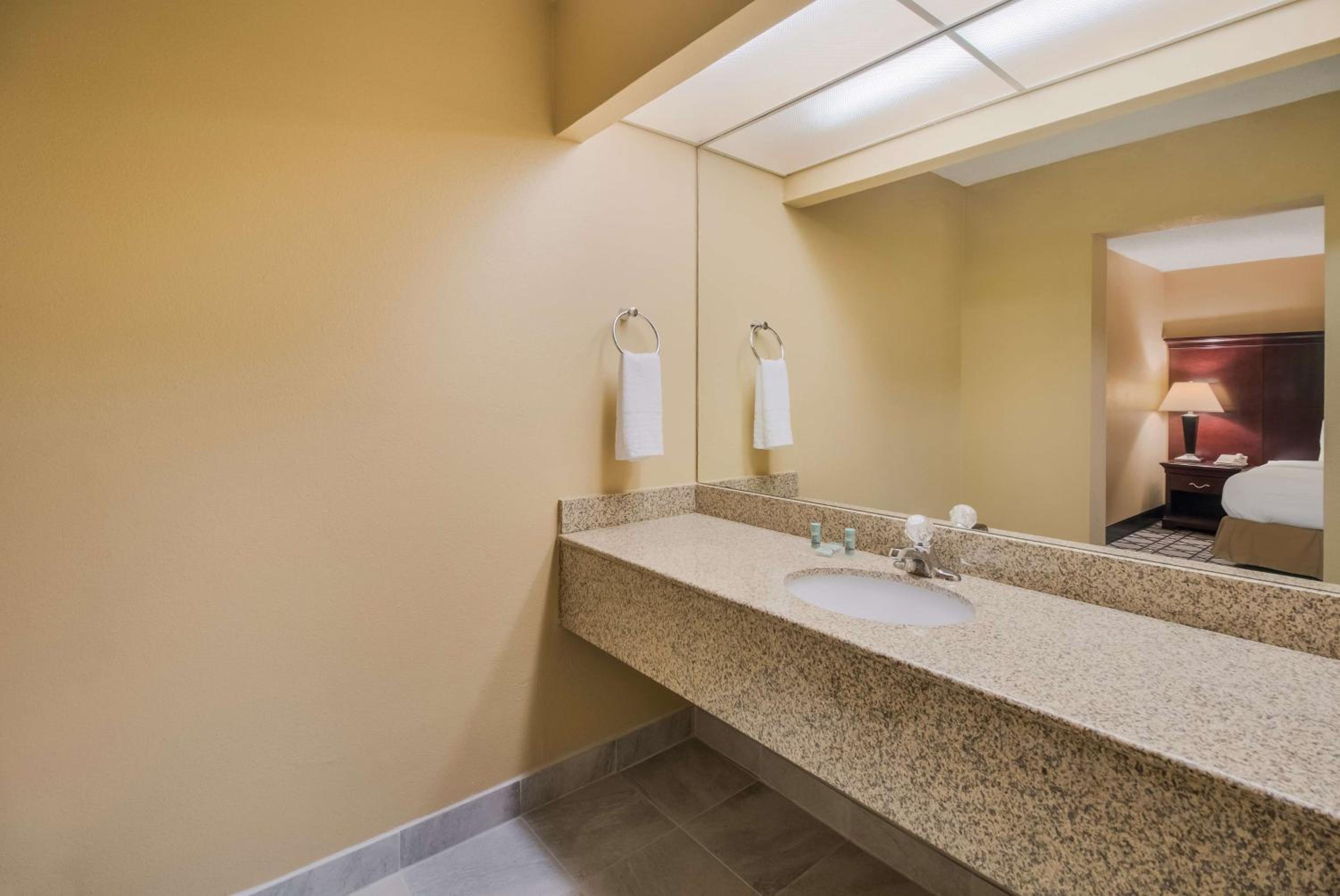 King Room - Disability Access - Photo 4