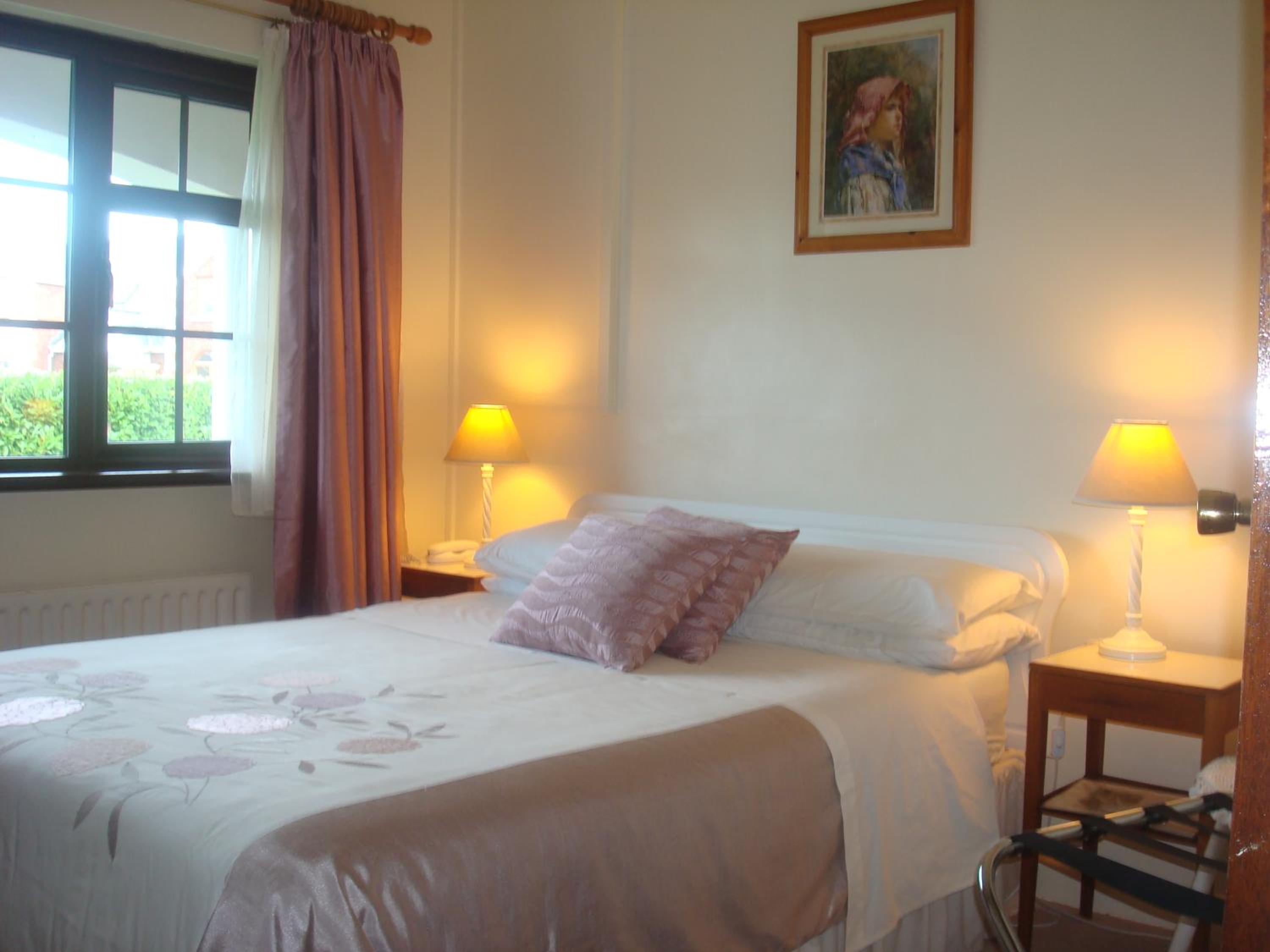 Triple Room (1 Double Bed + 2 Single Beds) photo 3