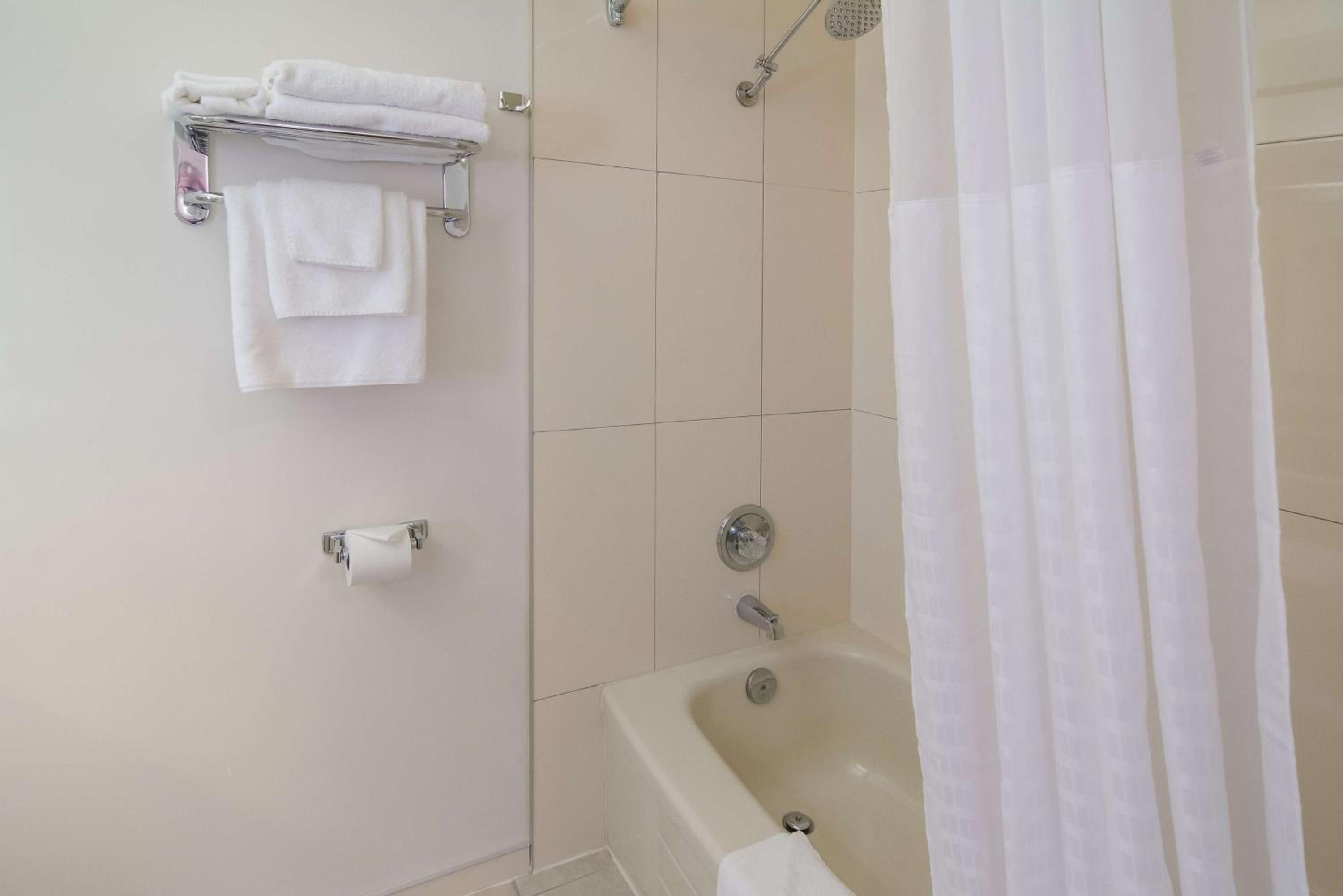Double Room - Non-Smoking  - Photo 5