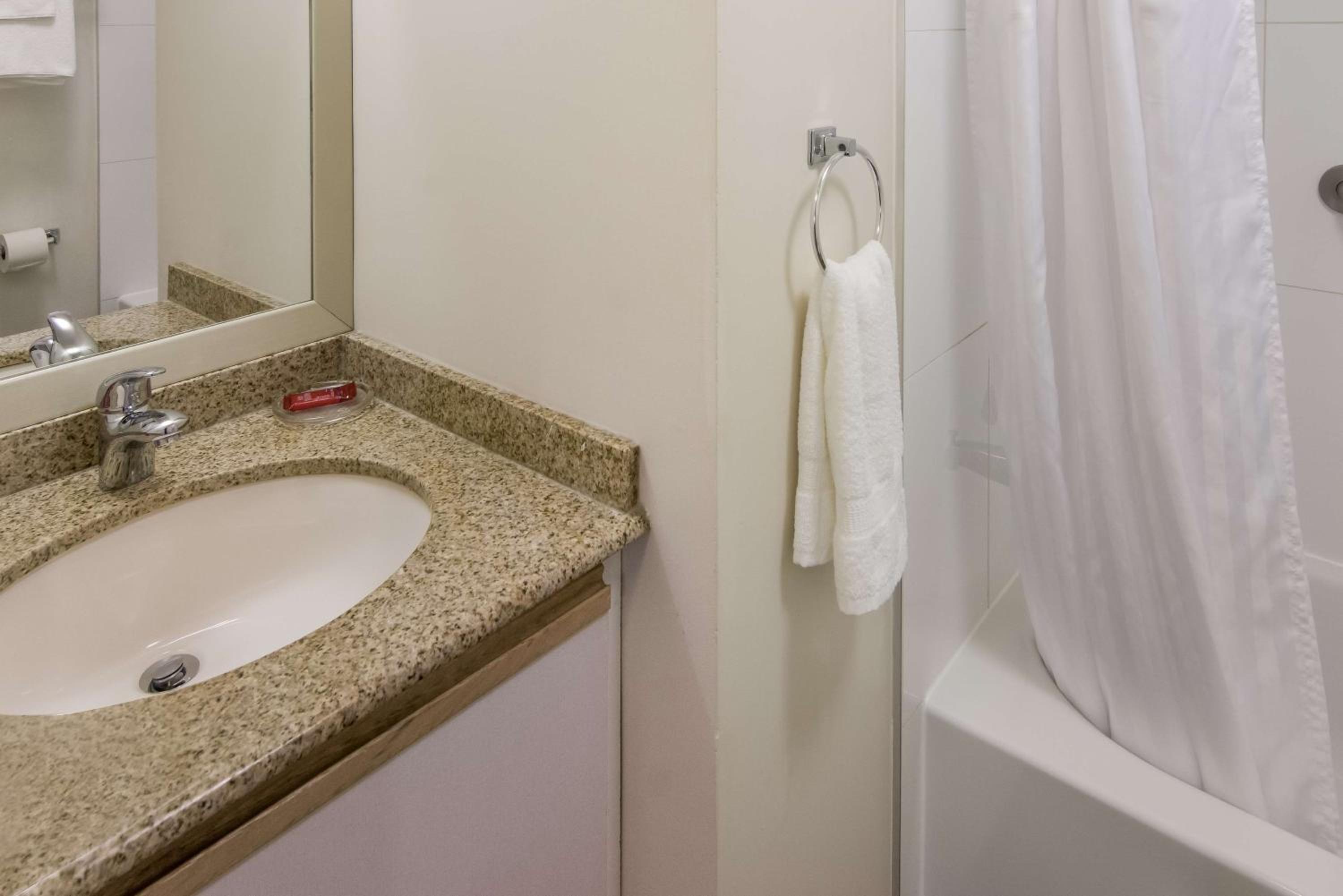 One-Bedroom Suite - Photo 2