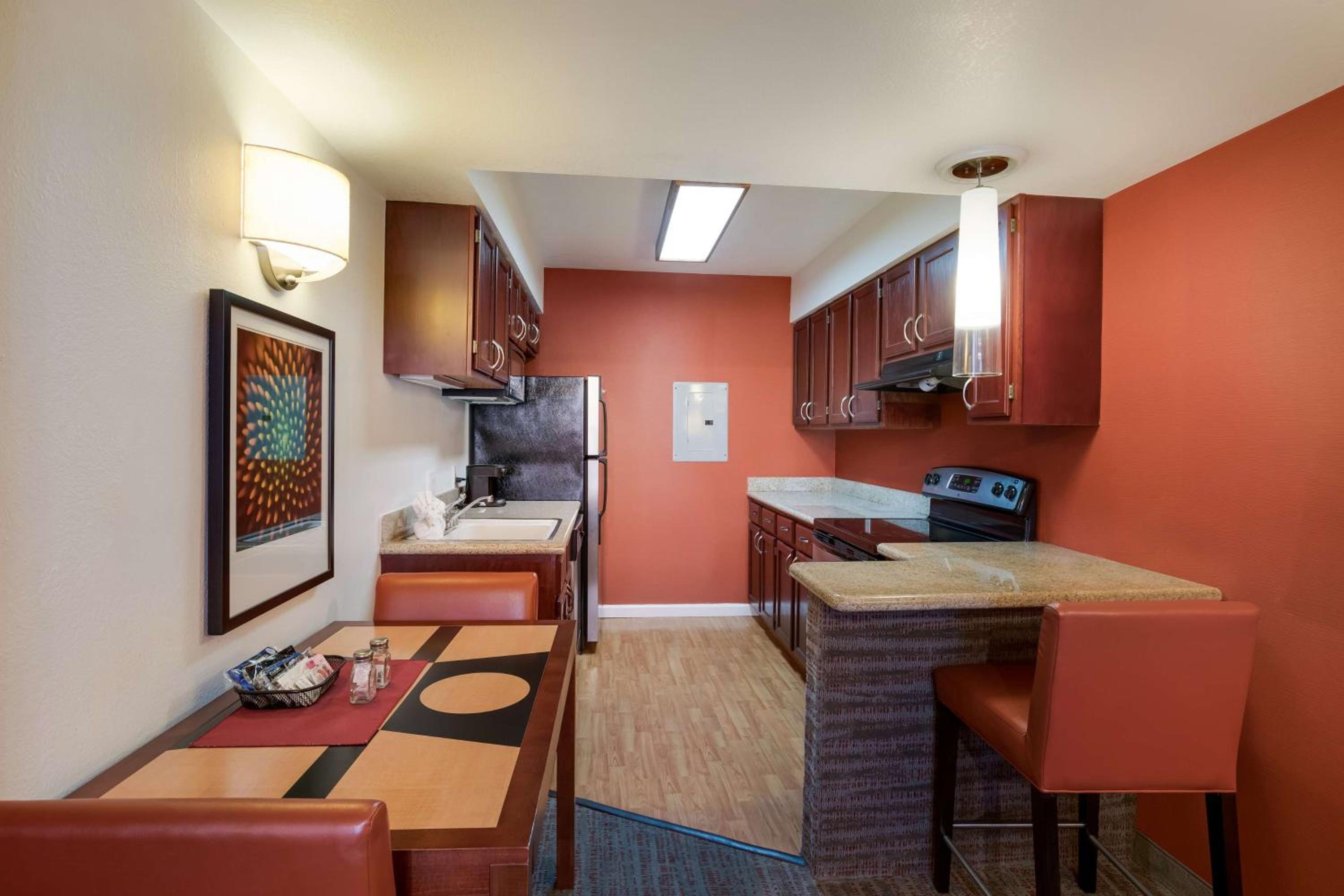 Two-Bedroom Suite with Two Queen Beds - Photo 3