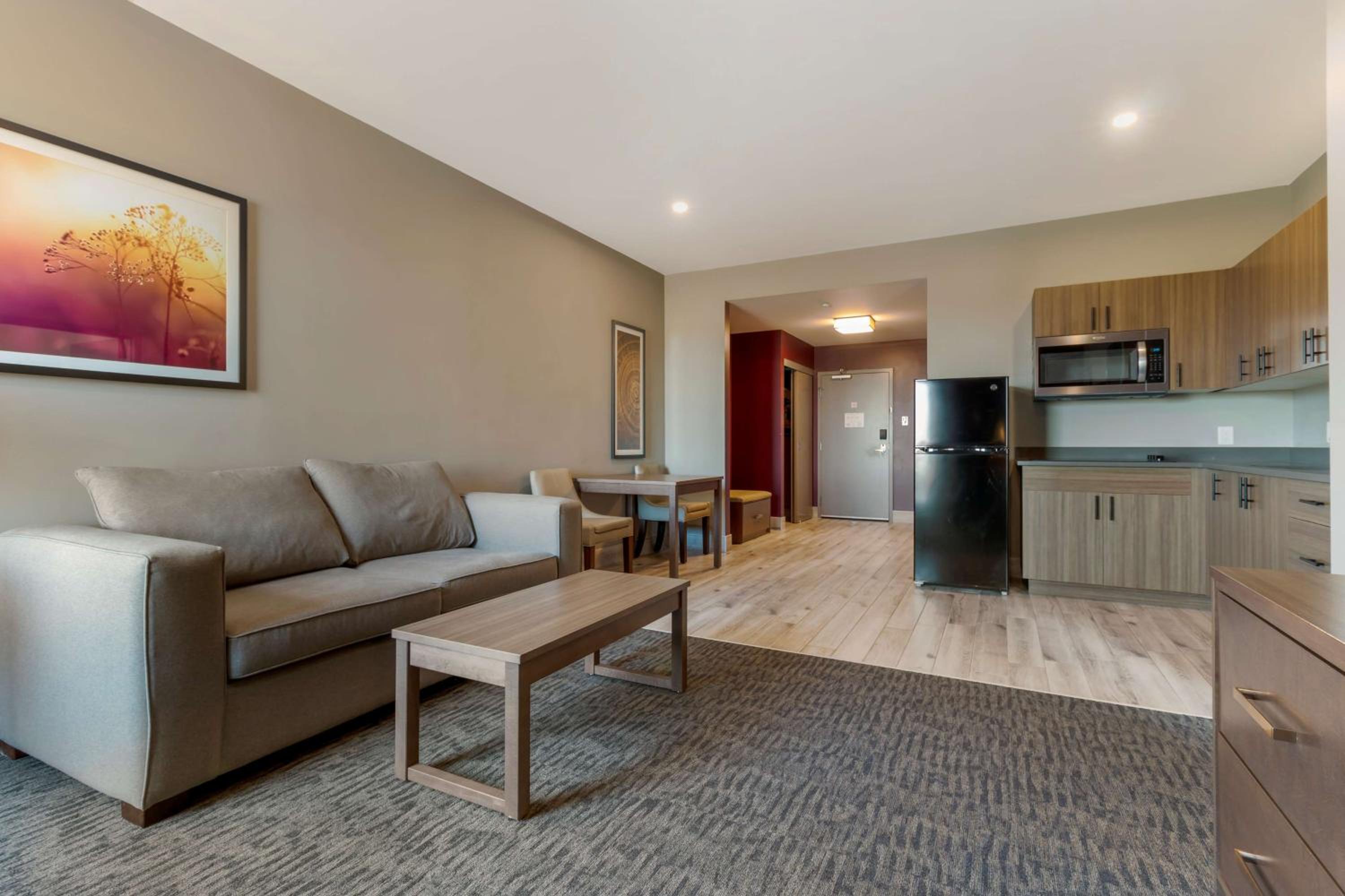 One-Bedroom King Suite with Sofa Bed and Kitchenette - Non-Smoking - Photo 2