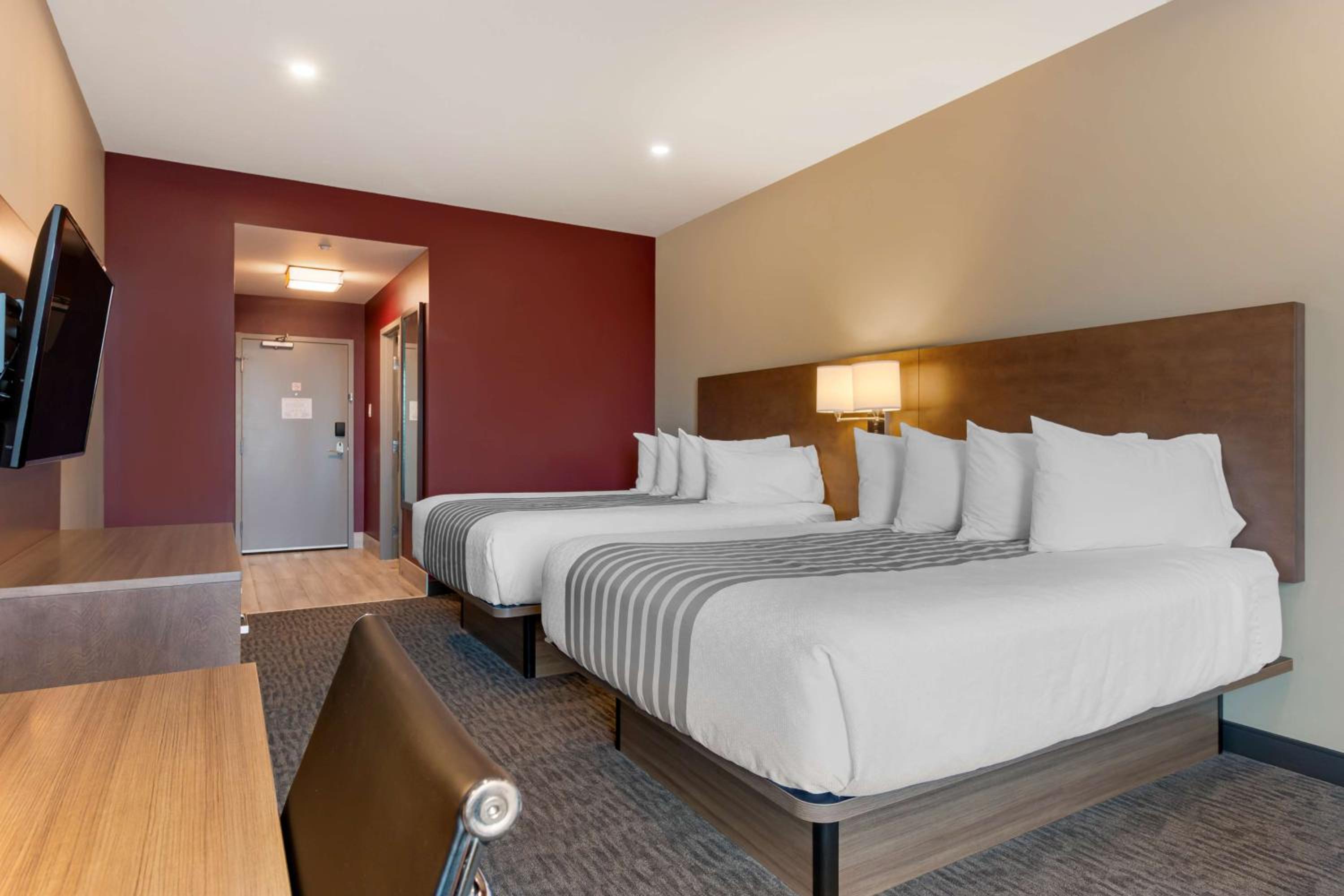 Queen Room with Two Queen Beds - Non-Smoking photo 3