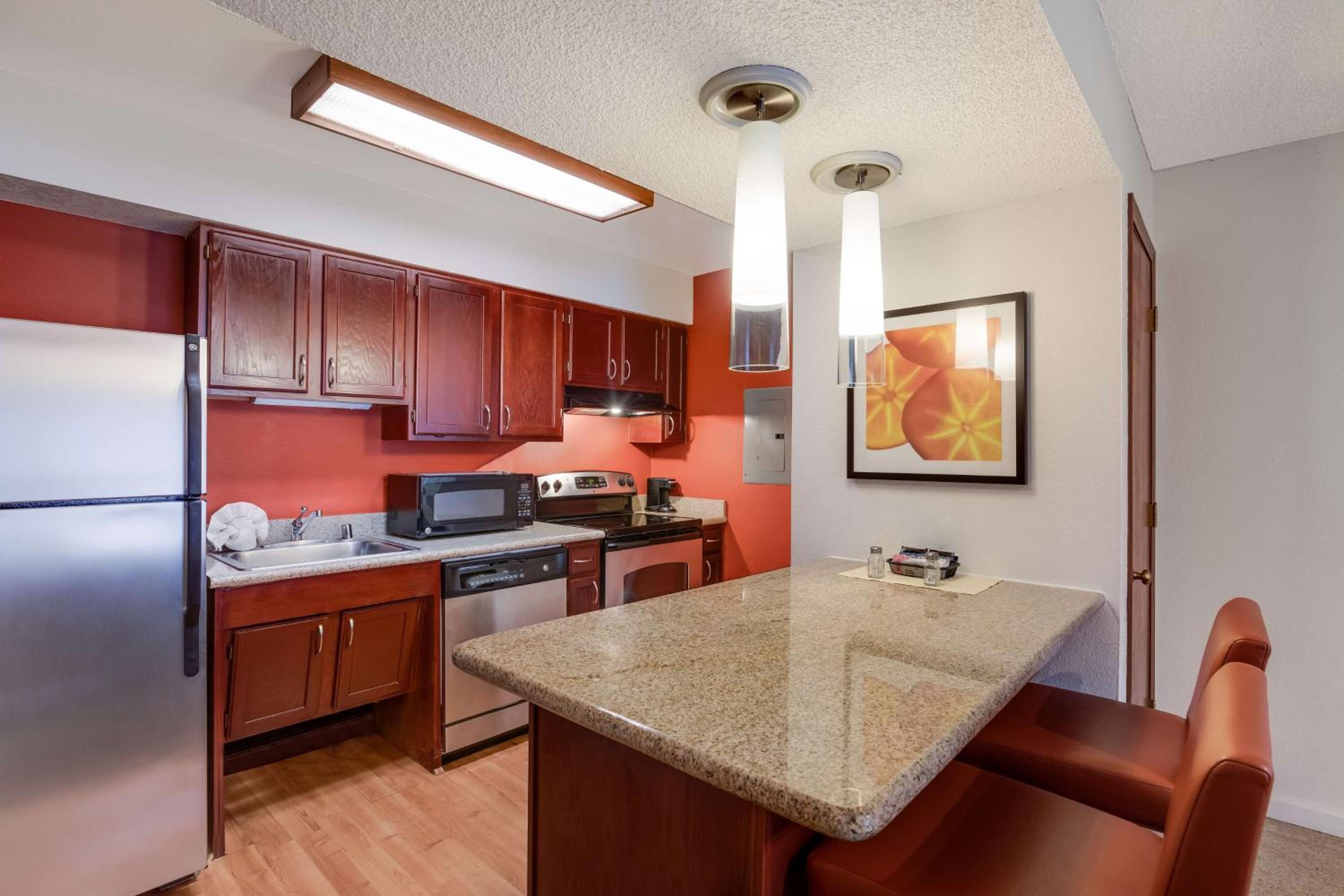 King Suite with Bath Tub - Disability Access - Photo 4