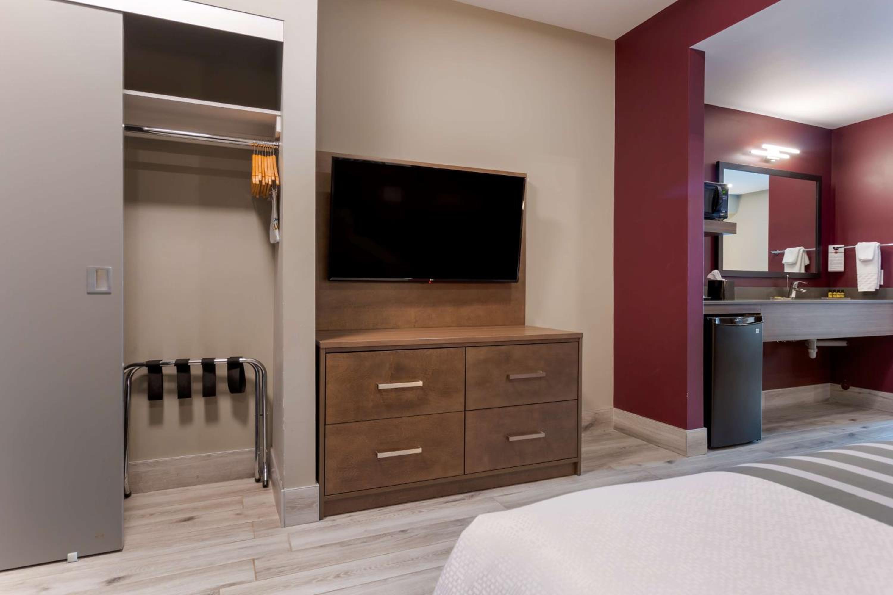 Queen Room with Two Queen Beds - Non-Smoking - Photo 4
