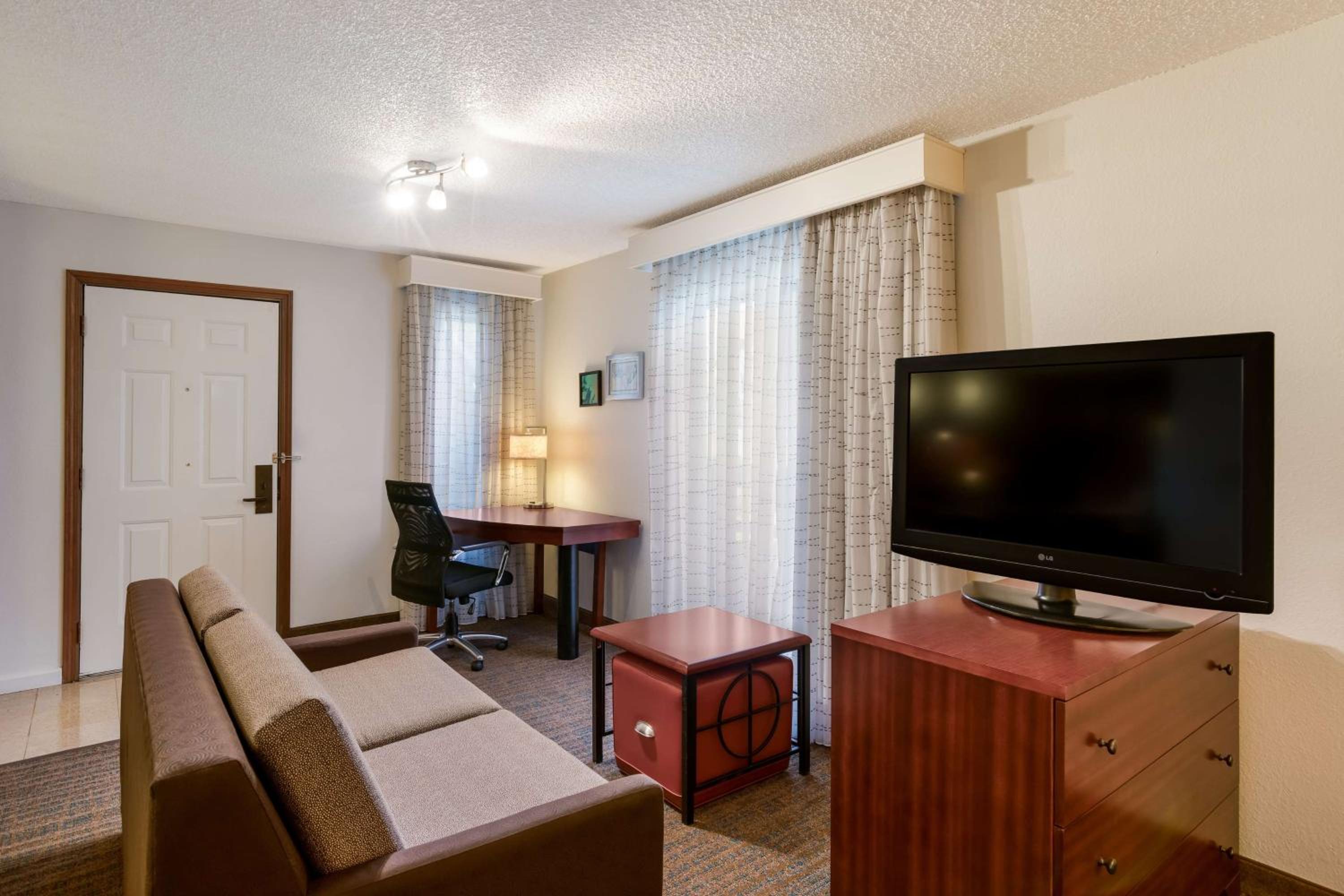 King Suite with Bath Tub - Disability Access - Photo 2