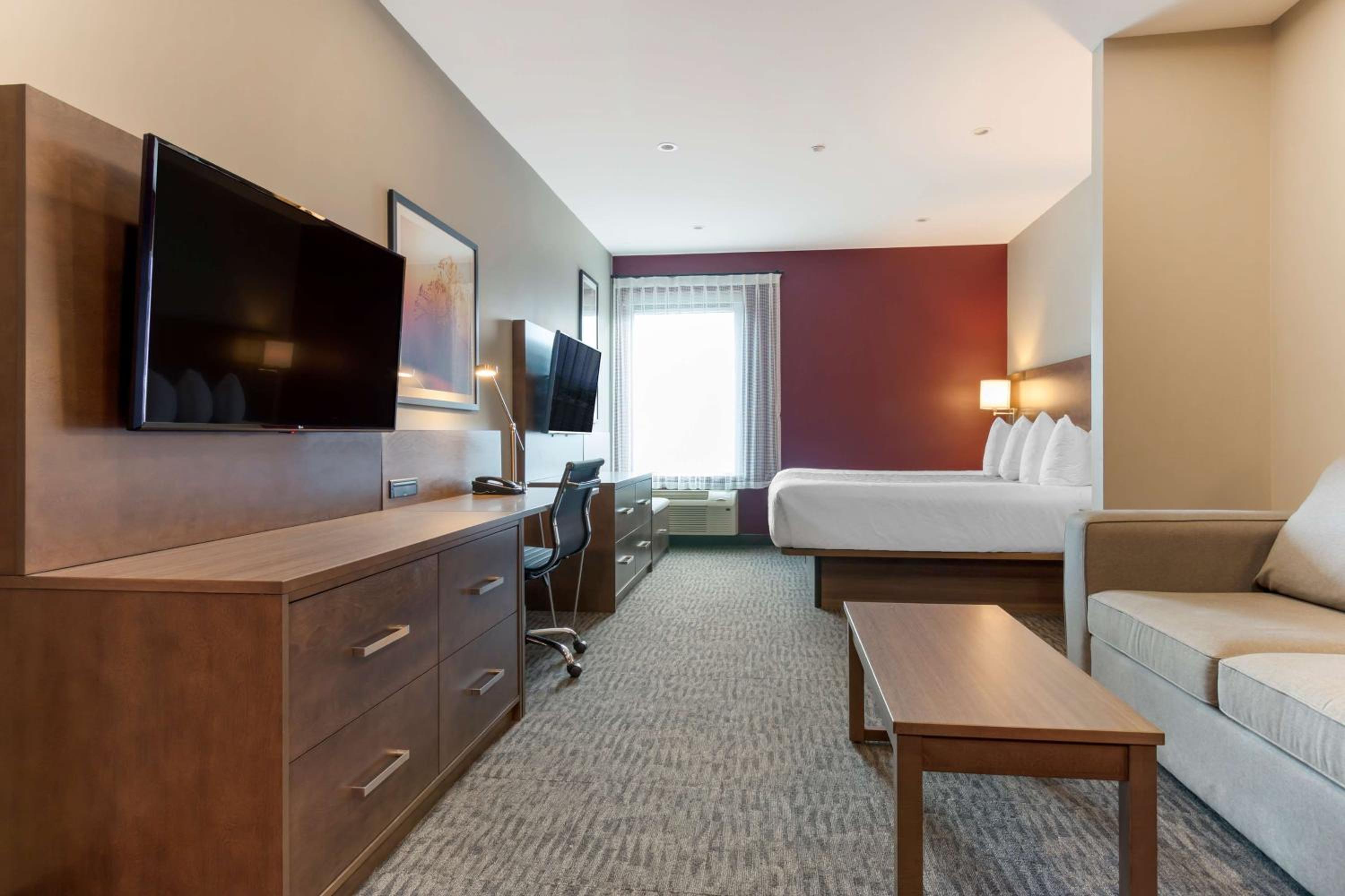 King Suite with Sofa Bed - Non-Smoking - Photo 1