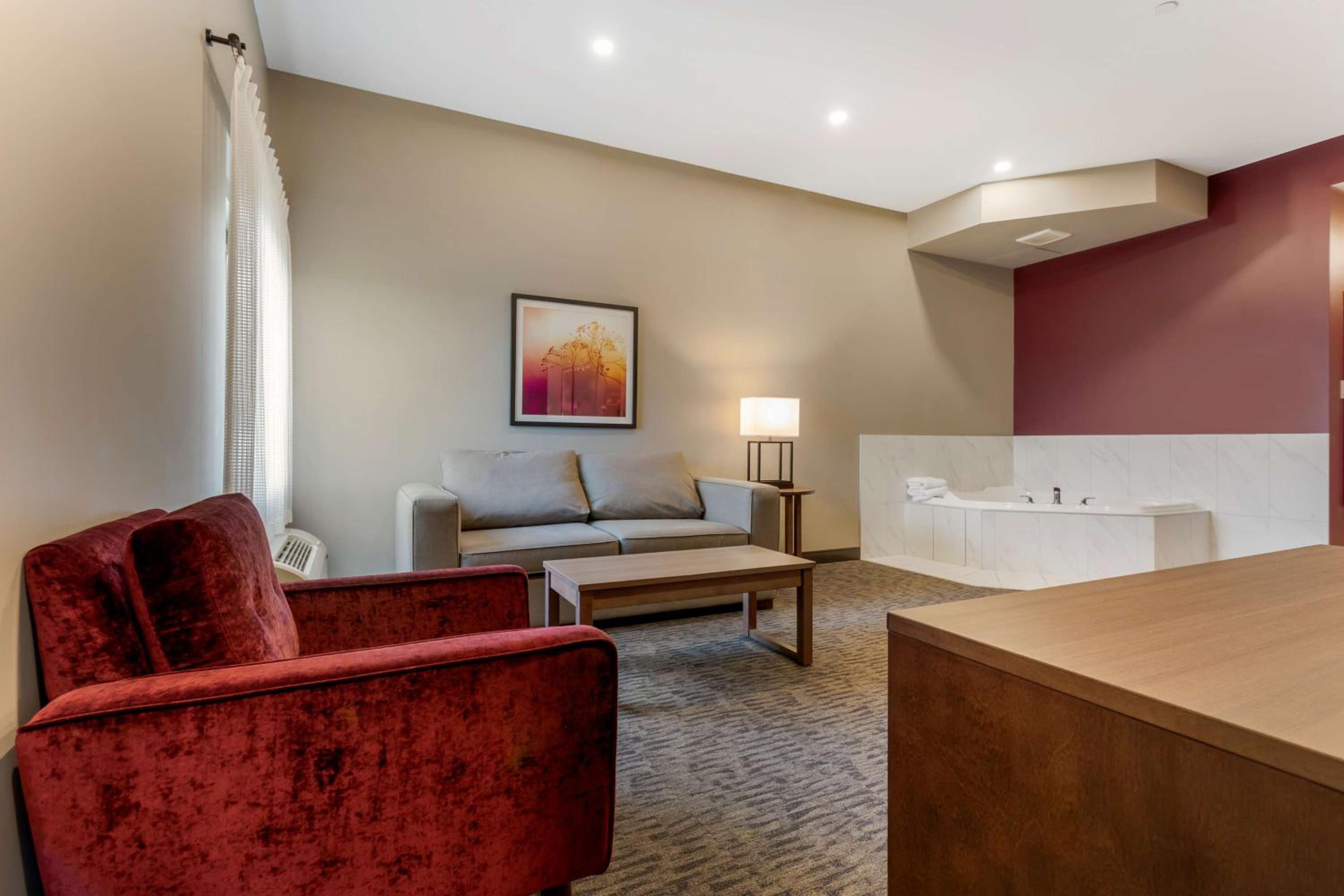 King Suite with Sofa Bed and Whirlpool - Nonsmoking - Photo 5