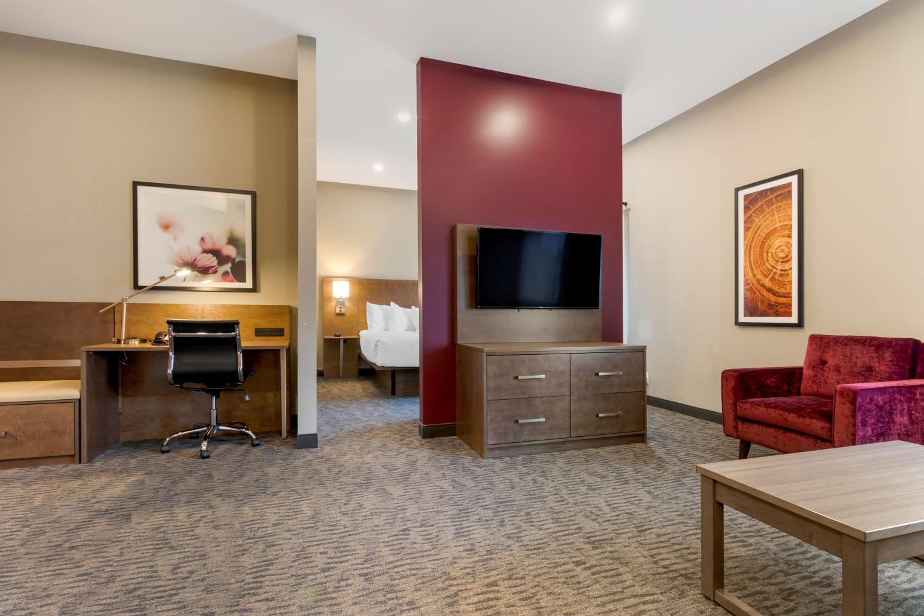 King Suite with Sofa Bed and Whirlpool - Nonsmoking - Photo 1