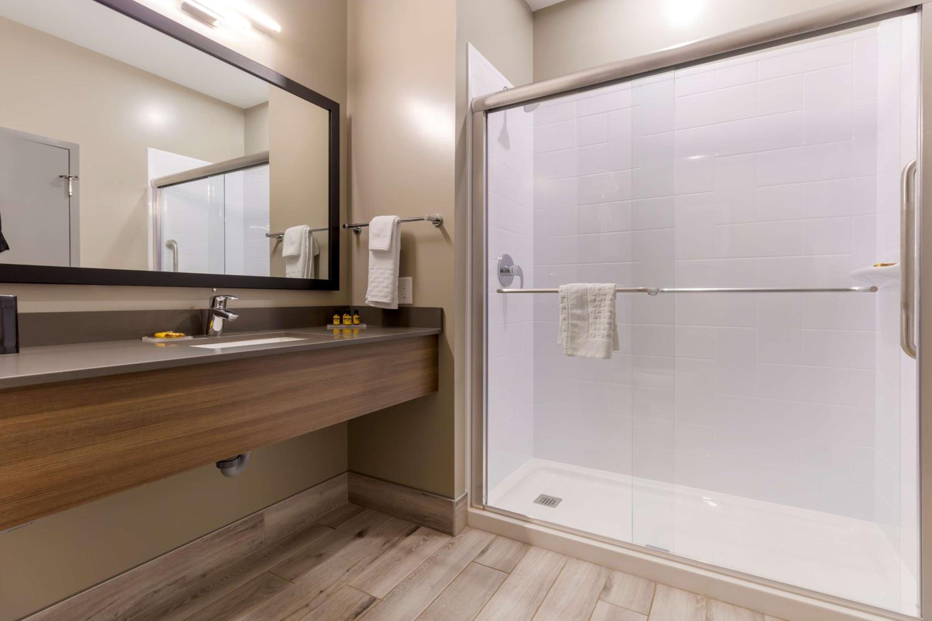 King Suite with Sofa Bed and Whirlpool - Nonsmoking - Photo 2