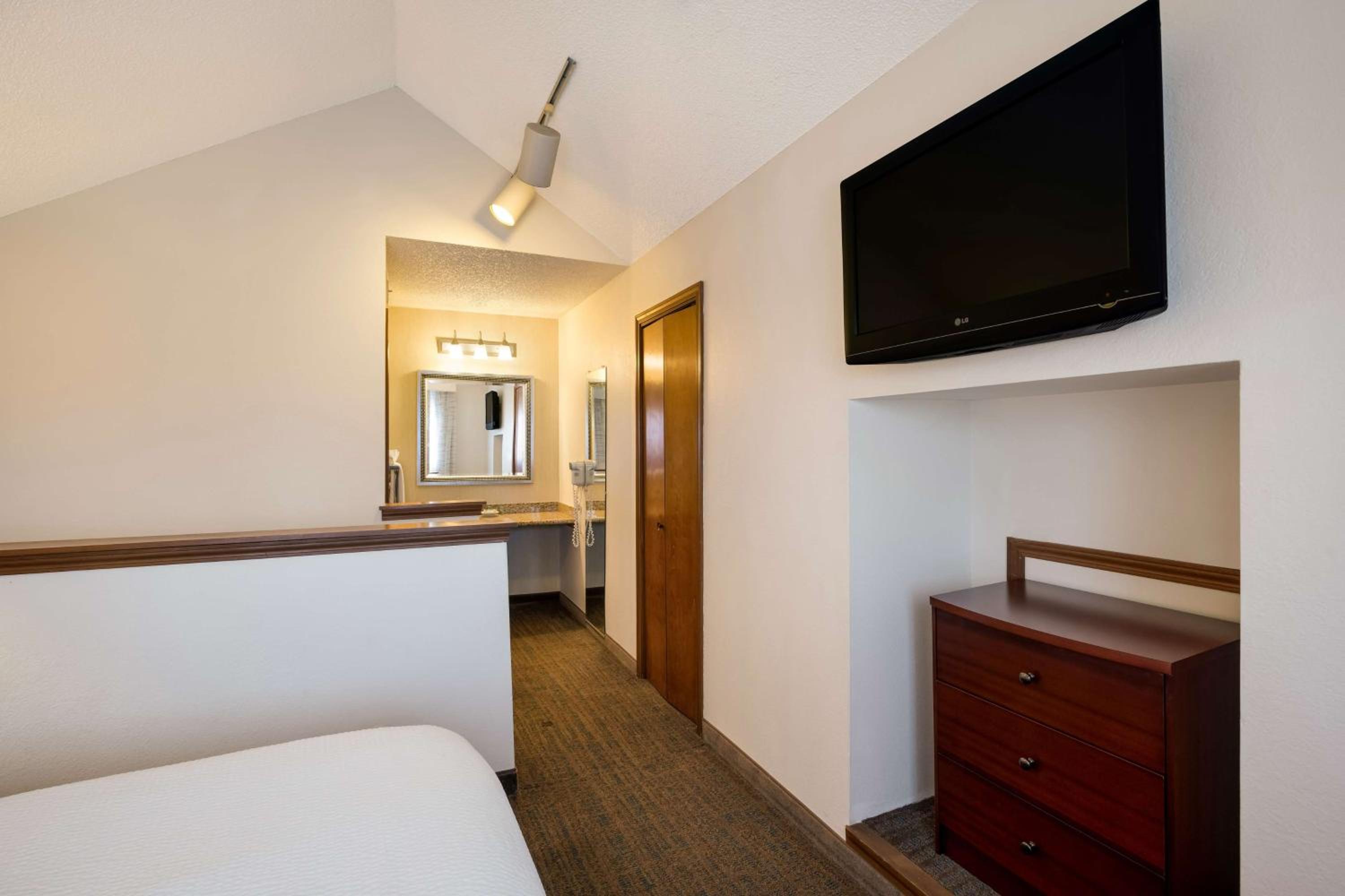 Suite with Two Queen Beds and Sofa Bed  - Photo 8