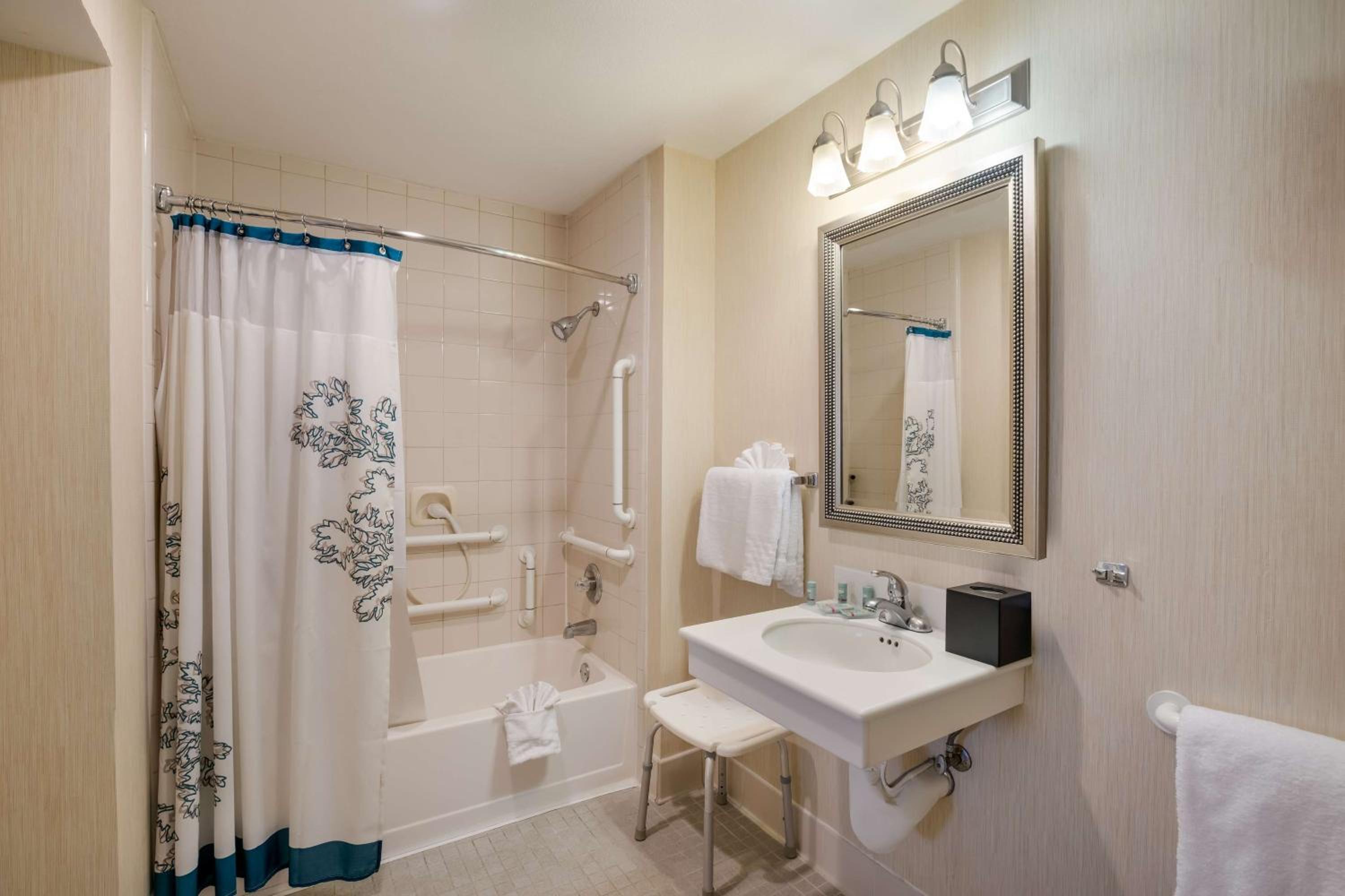 Queen Suite with Two Queen Beds - Disability Access - Photo 4