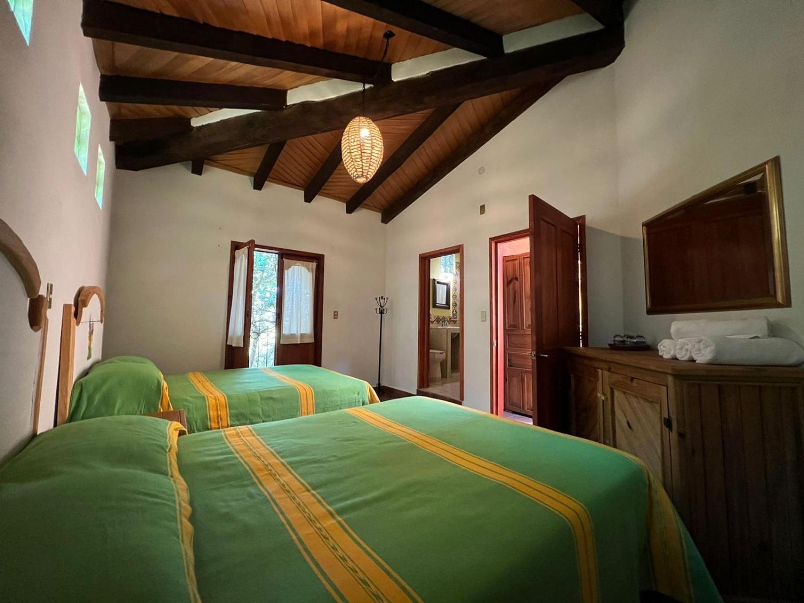 Standard Twin Room - Photo 11