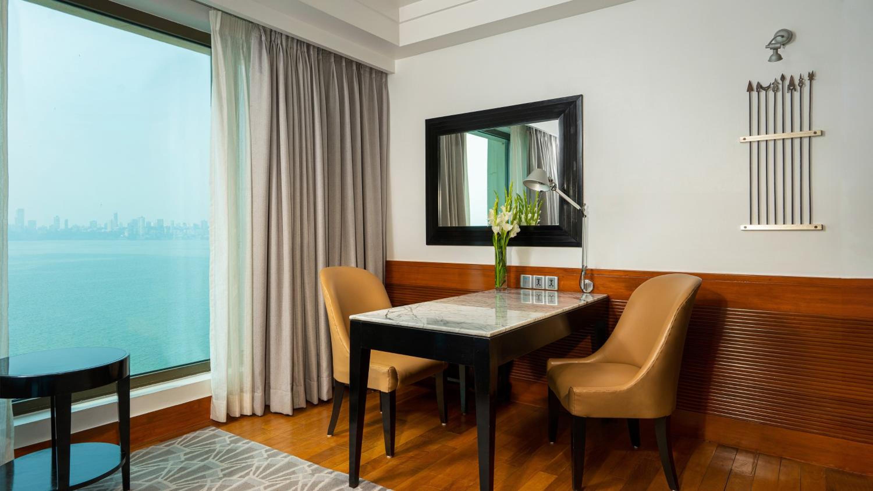 Premium King Room with Sea View - Photo 13