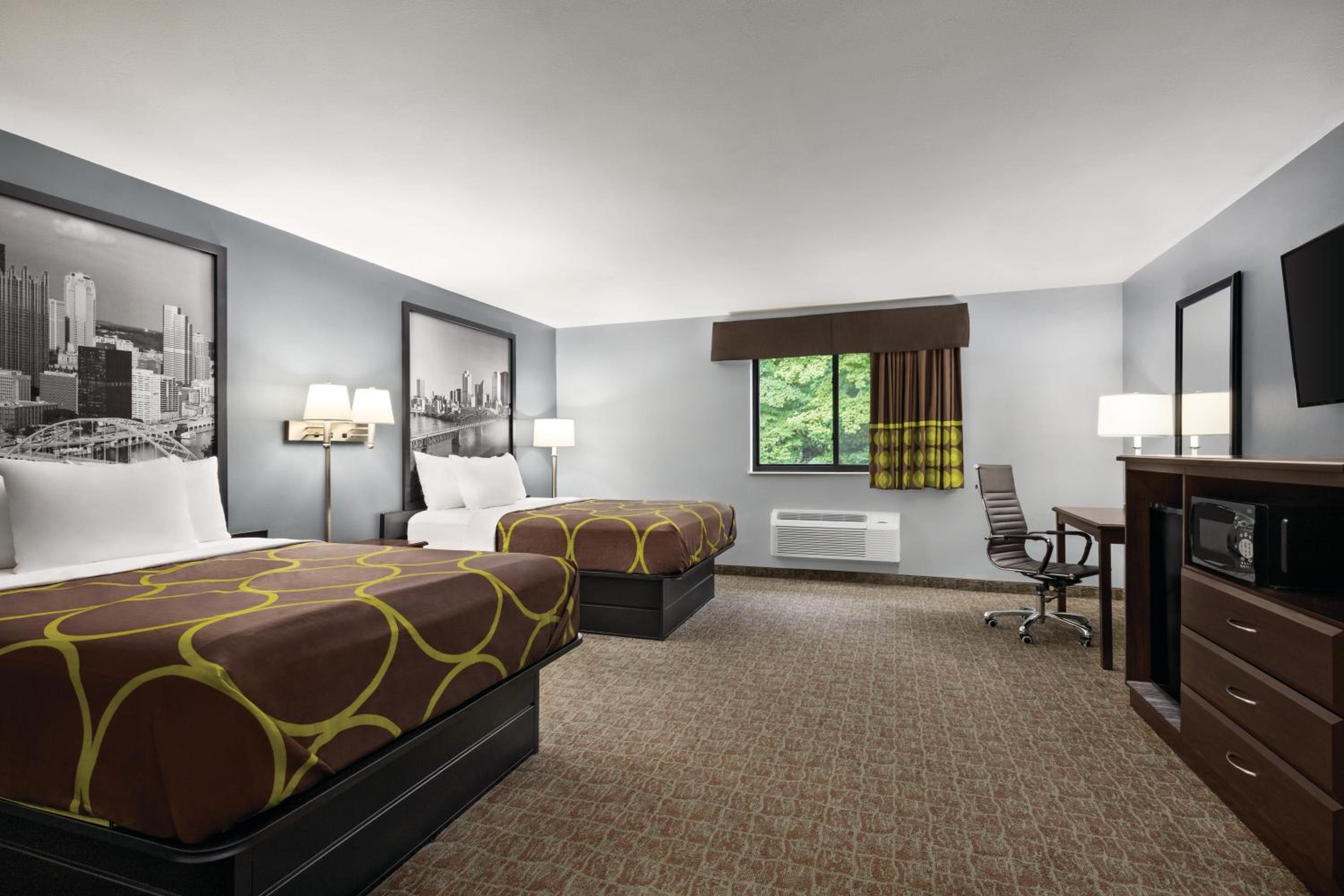 Queen Room with Two Queen Beds - Non-Smoking - Photo 4