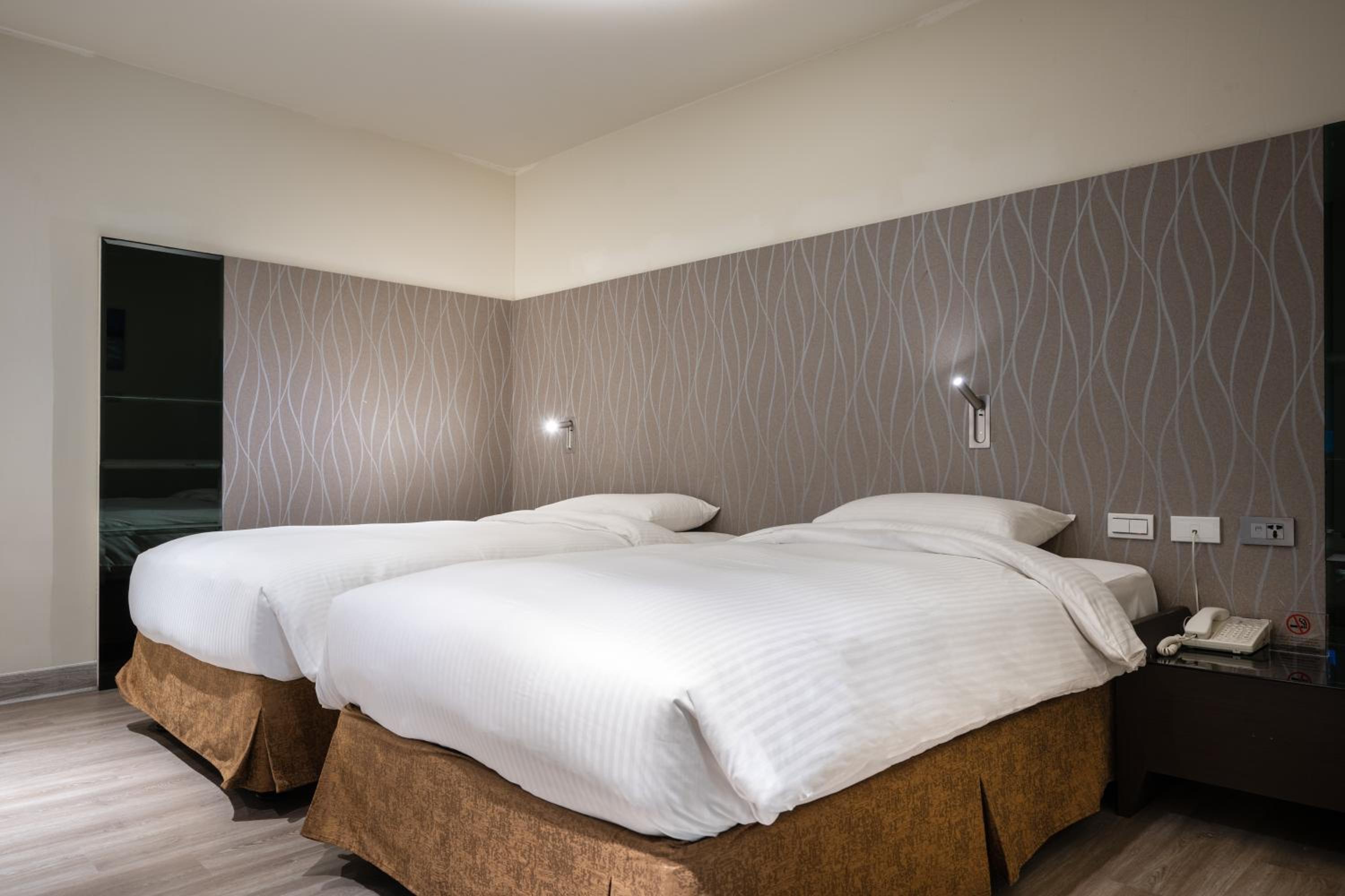 Classic Twin Room - No Window photo 3