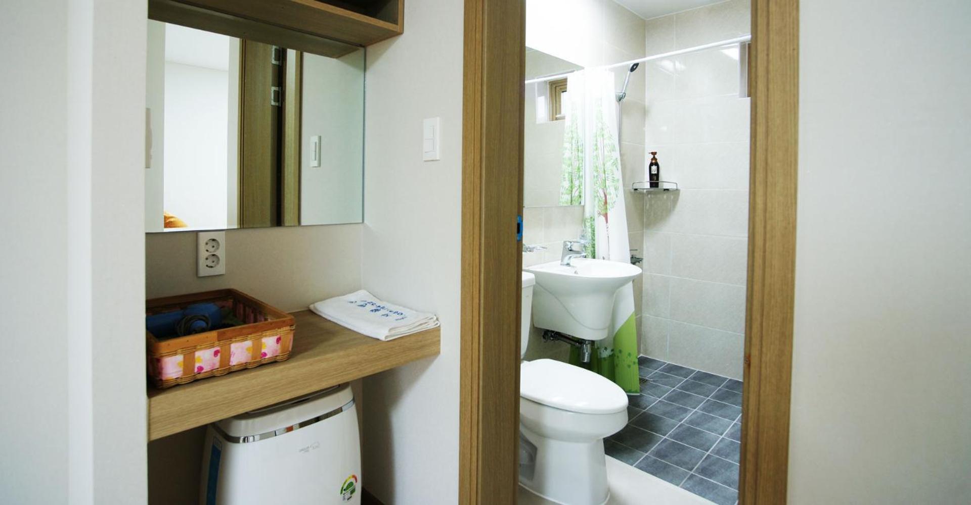 One-Bedroom House - Photo 4