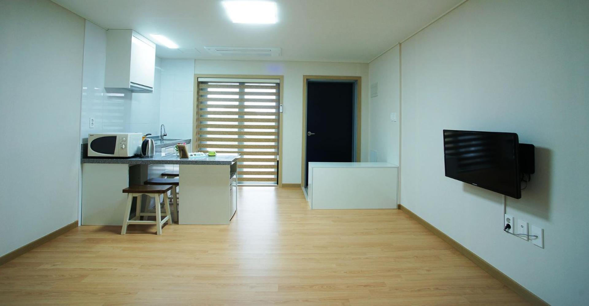 One-Bedroom House - Photo 7