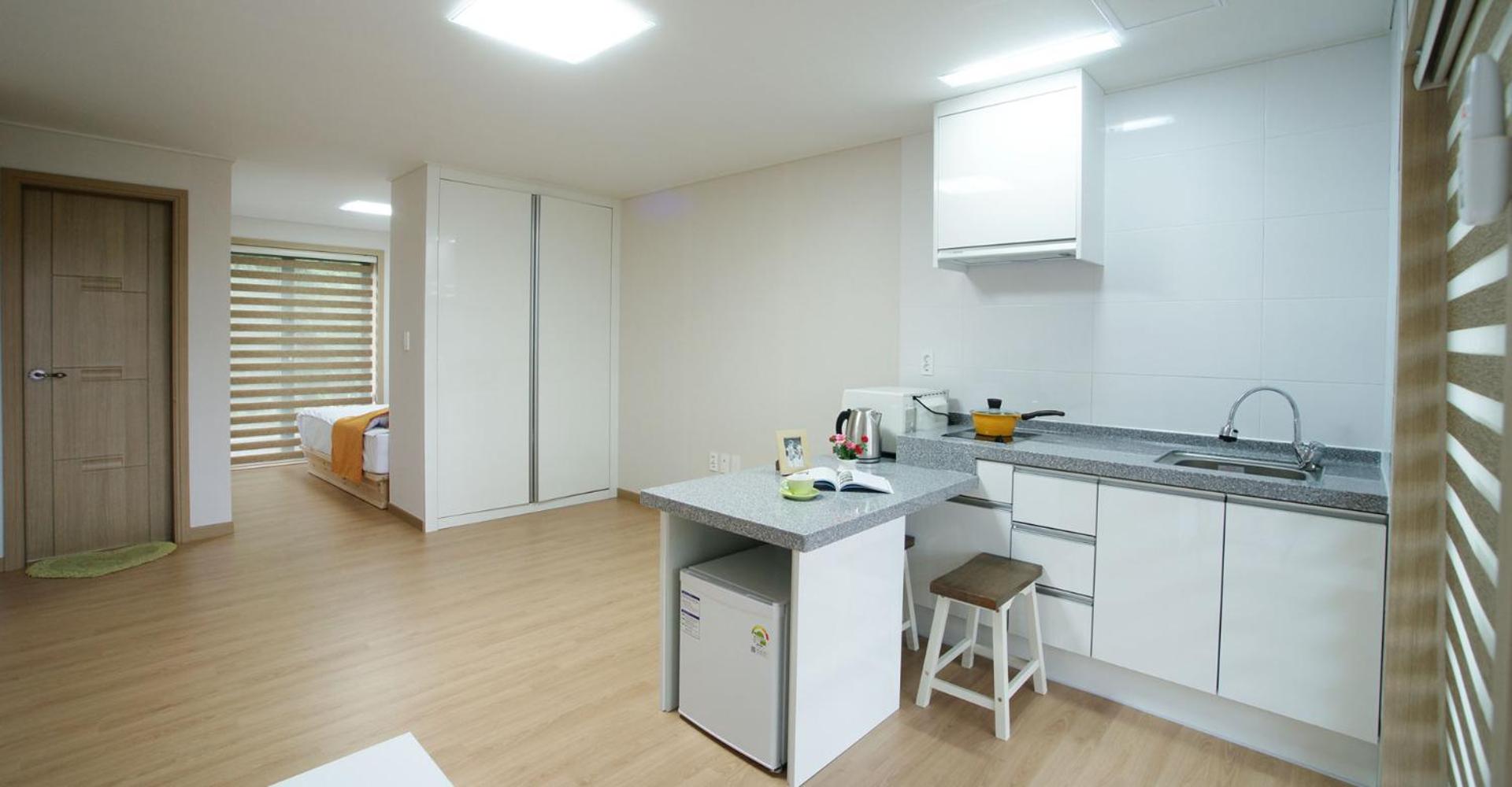 One-Bedroom House - Photo 8