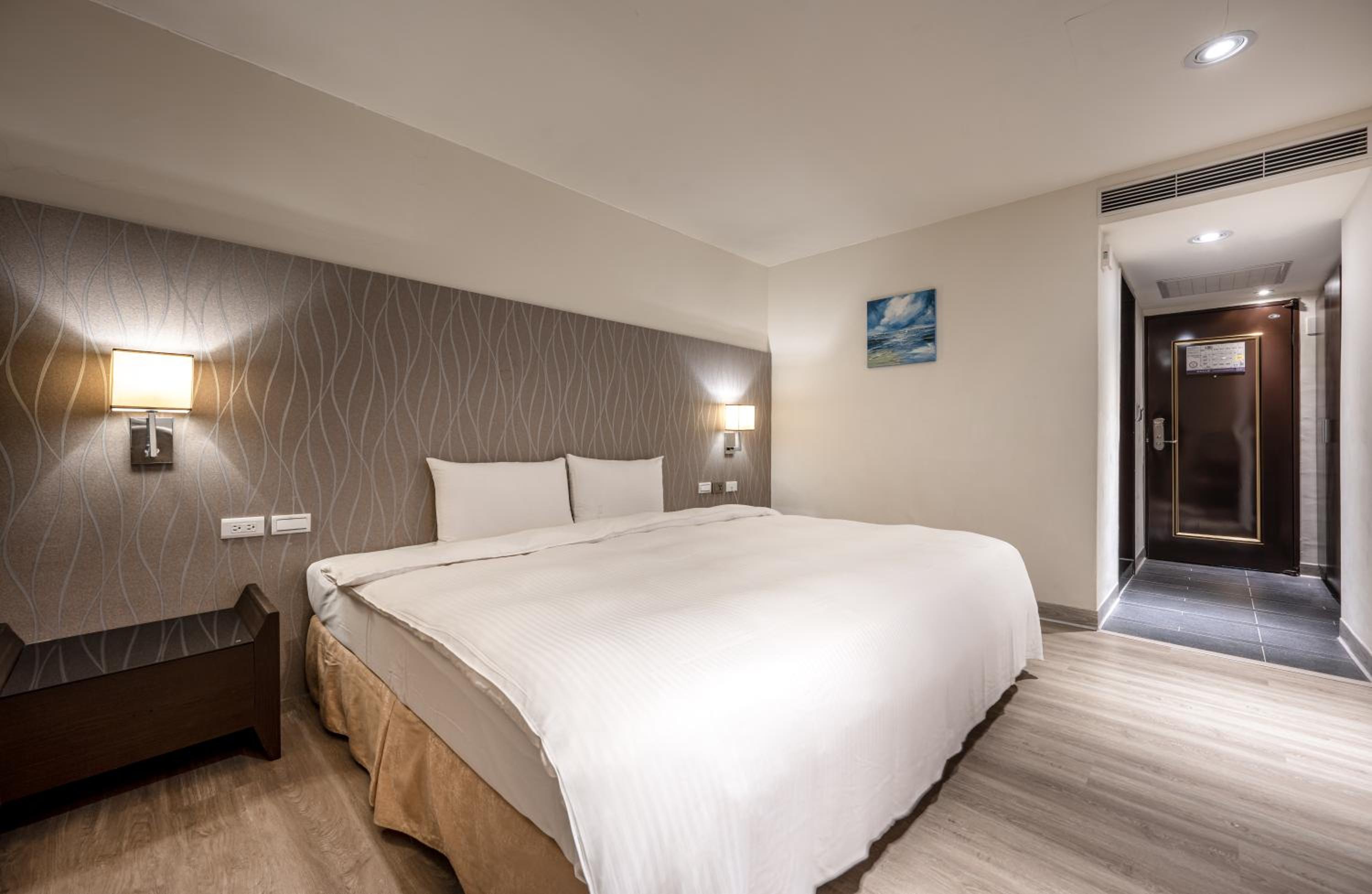 Business Double Room - No Window photo 3