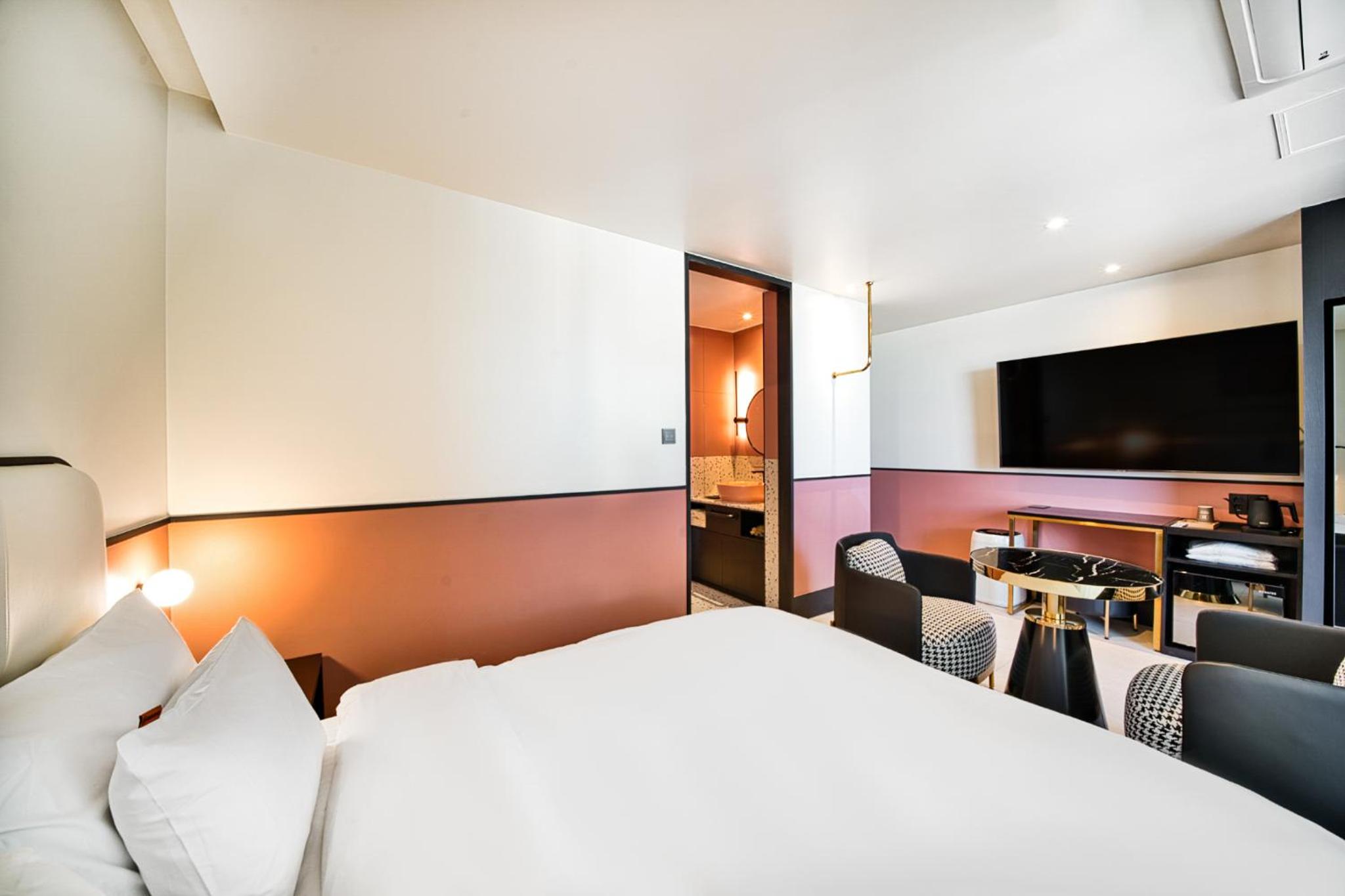 Deluxe Double Room - High Floor with Late Checkin 6PM & Checkout 2PM - Photo 13
