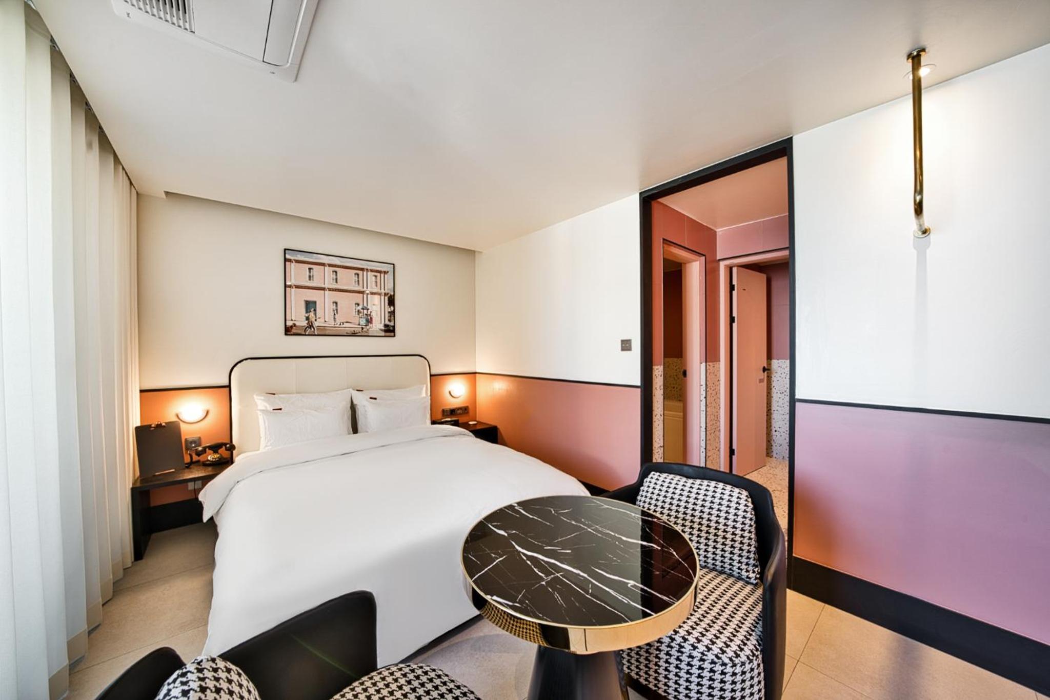 Deluxe Double Room - High Floor with Late Checkin 6PM & Checkout 2PM - Photo 12