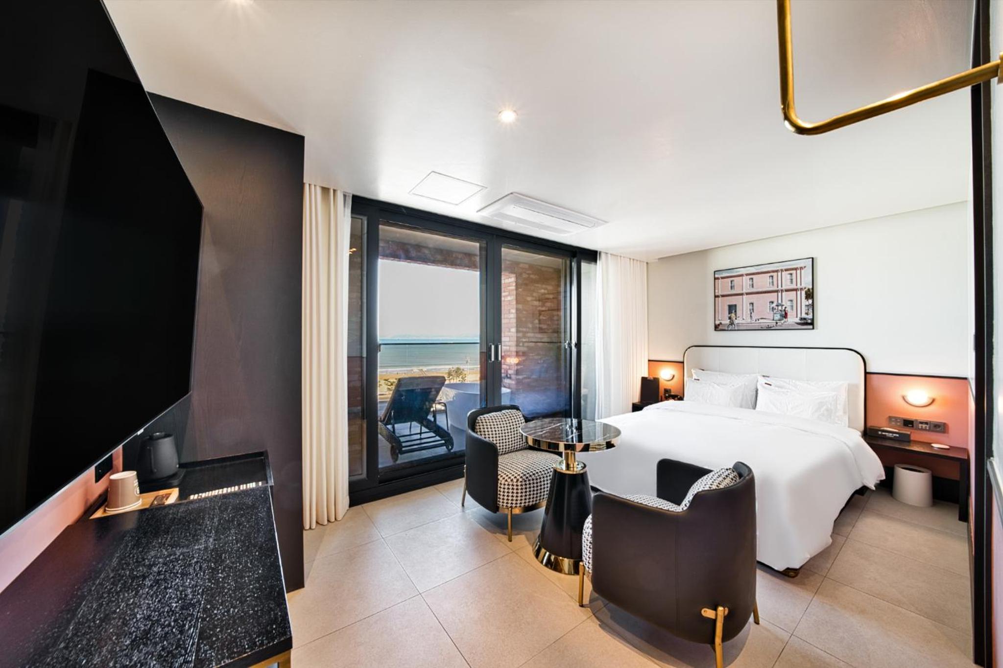 Deluxe Double Room - High Floor with Late Checkin 6PM & Checkout 2PM - Photo 14