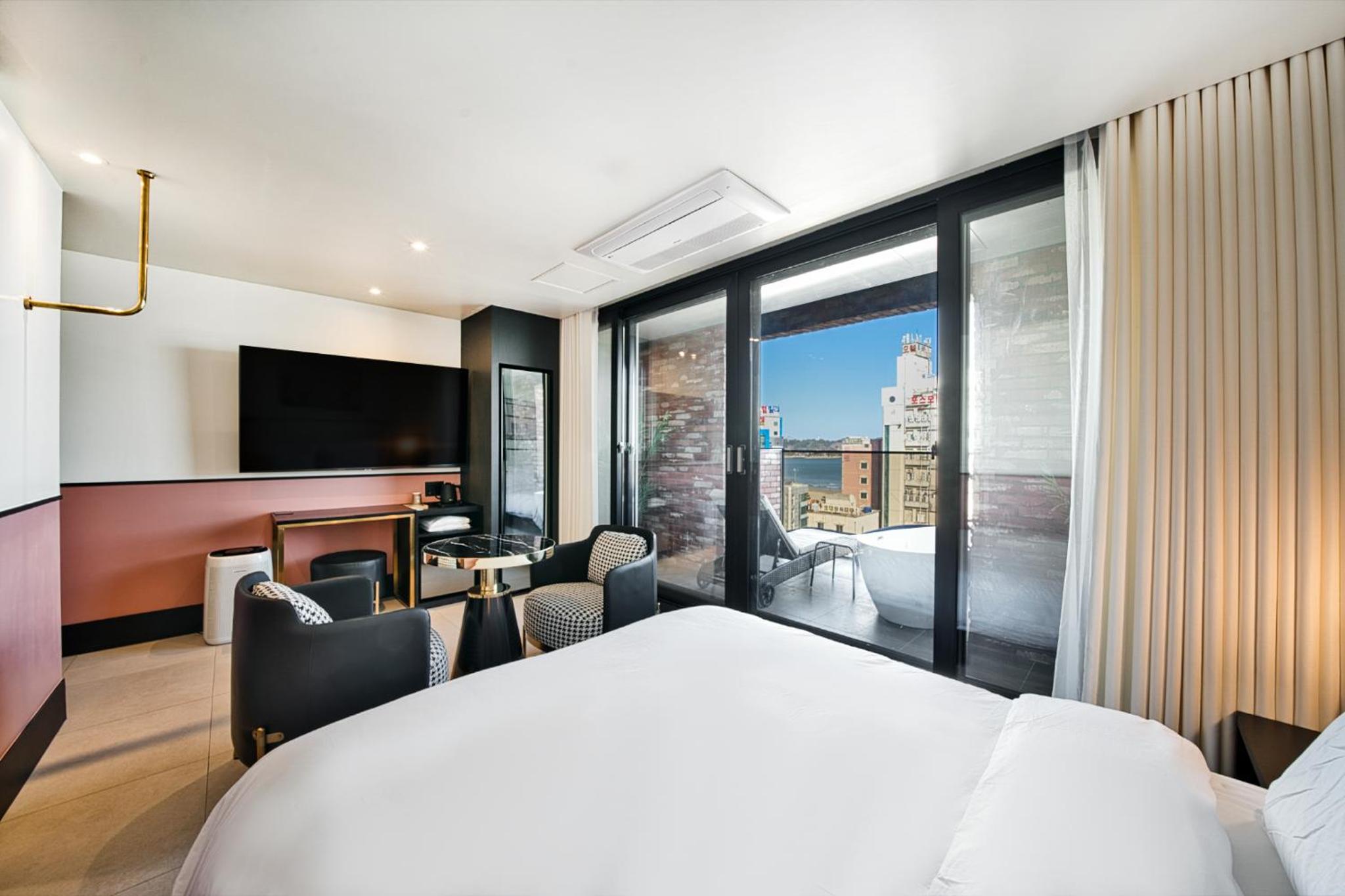 Deluxe Double Room - High Floor with Late Checkin 6PM & Checkout 2PM - Photo 11