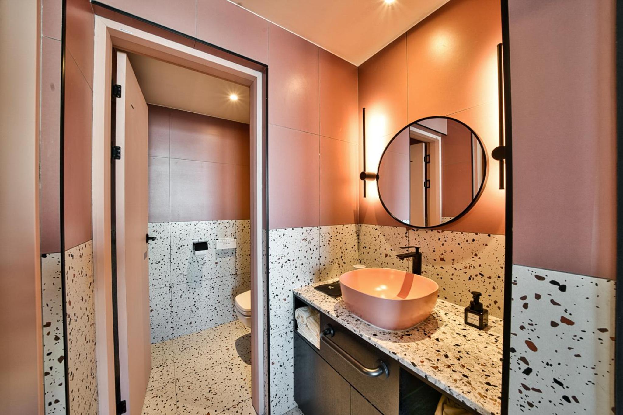 Deluxe Double Room - High Floor with Late Checkin 6PM & Checkout 2PM - Photo 10