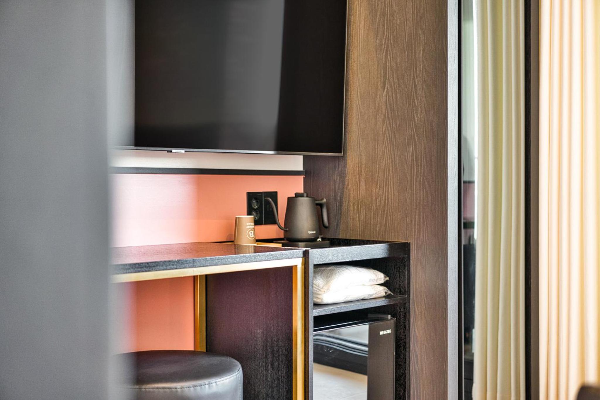 Deluxe Double Room - High Floor with Late Checkin 6PM & Checkout 2PM - Photo 16