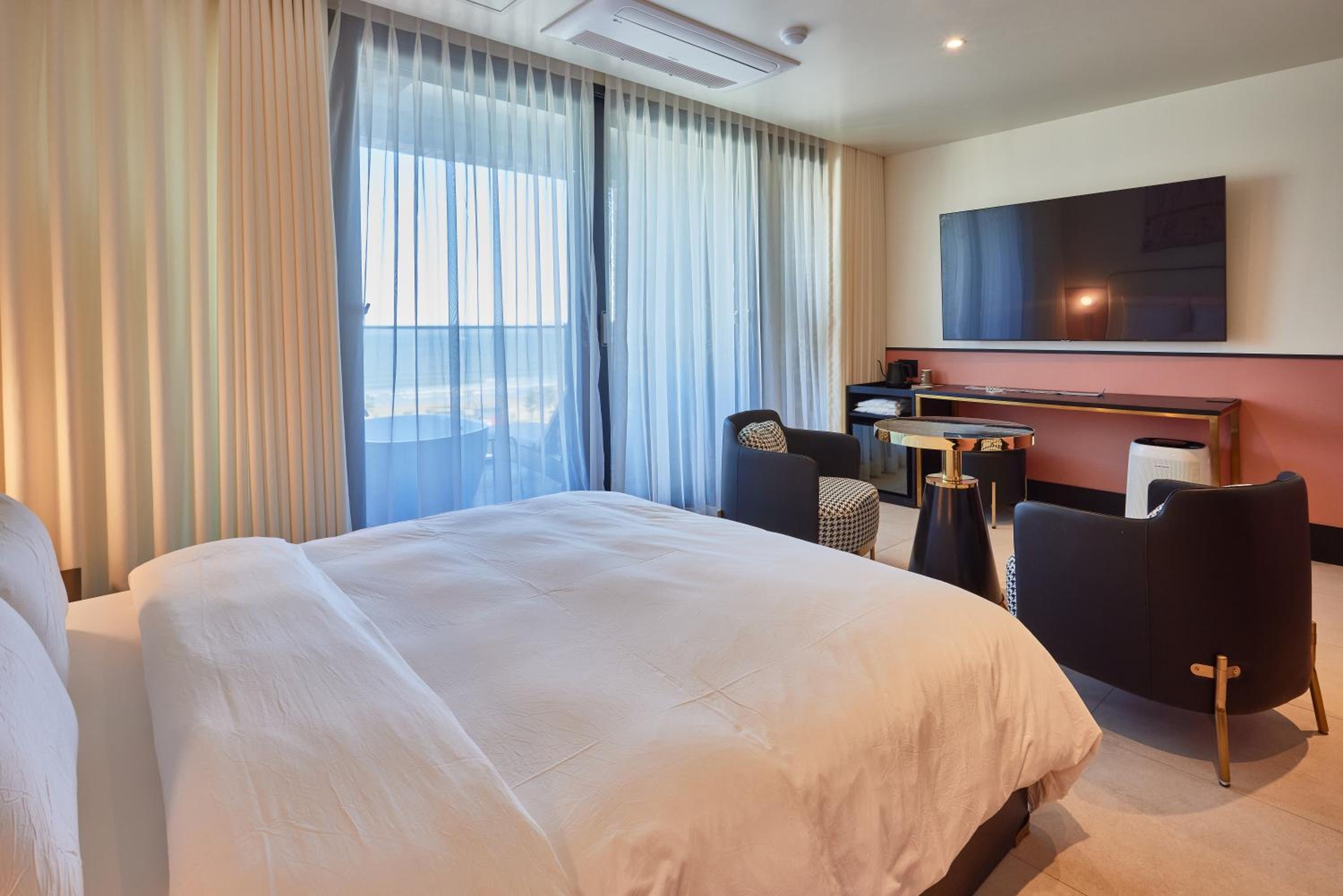 Deluxe Double Room - High Floor with Late Checkin 6PM & Checkout 2PM - Photo 17